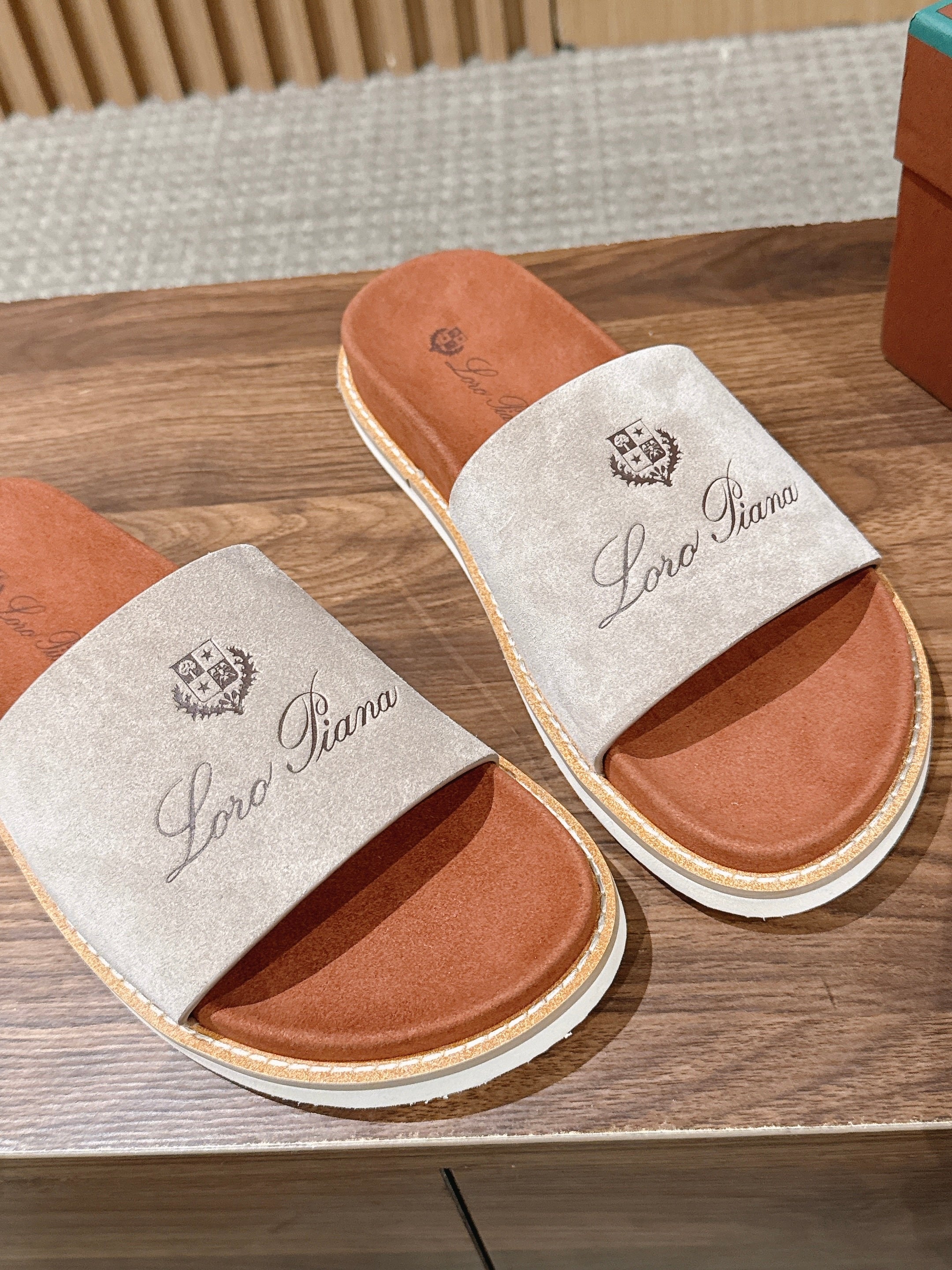 LP 26S SLIDES SANDAL IN LIGHT GREY SUEDE WITH LOGO