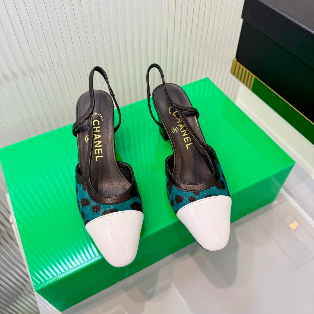 CHANEL 26S HIGH-HEEL SLINGBACKS 50 MM IN WHITE CALFSKIN AND TEAL PONY HAIR