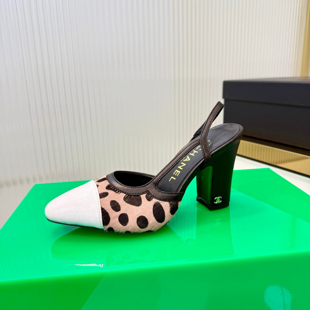 CHANEL 26S HIGH-HEEL SLINGBACKS 70 MM IN WHITE PATENT CALFSKIN WITH LINK PINK PONY HAIR
