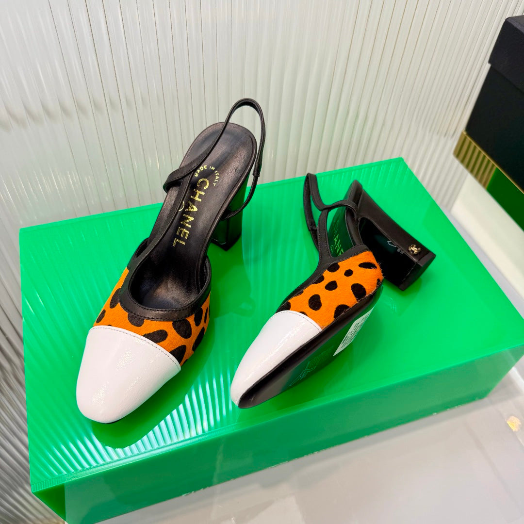 CHANEL 26S HIGH-HEEL SLINGBACKS 70 MM IN WHITE PATENT CALFSKIN WITH ORANGE PONY HAIR