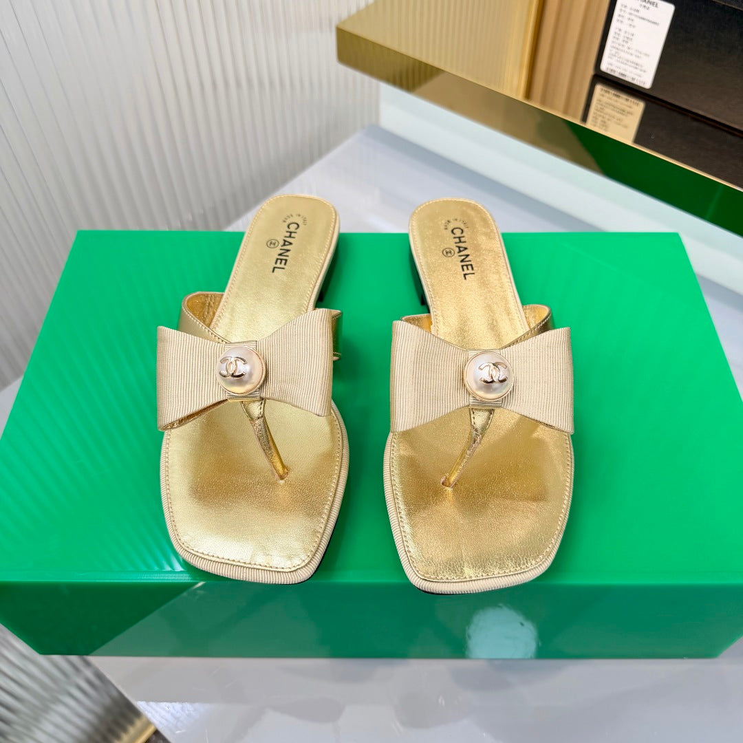 CHANEL 26S THONG SANDALS IN GOLD LAMBSKIN AND FABRIC WITH BOW