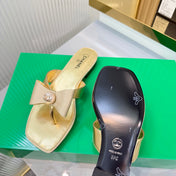 CHANEL 26S THONG SANDALS IN GOLD LAMBSKIN AND FABRIC WITH BOW