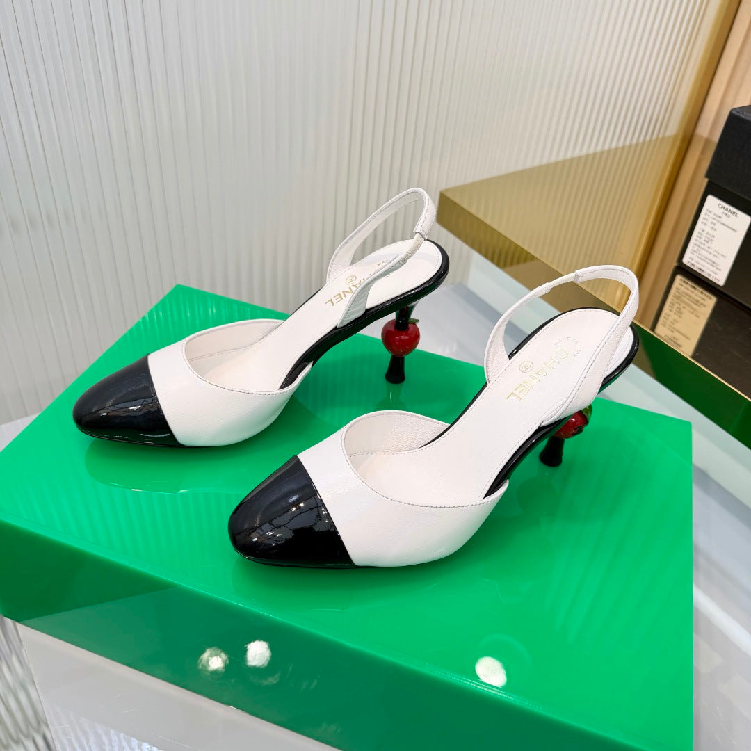 CHANEL 26S SLINGBACK POINTED-TOE HEELS 95 MM IN WHITE LAMBSKIN WITH BLACK CAP TOE