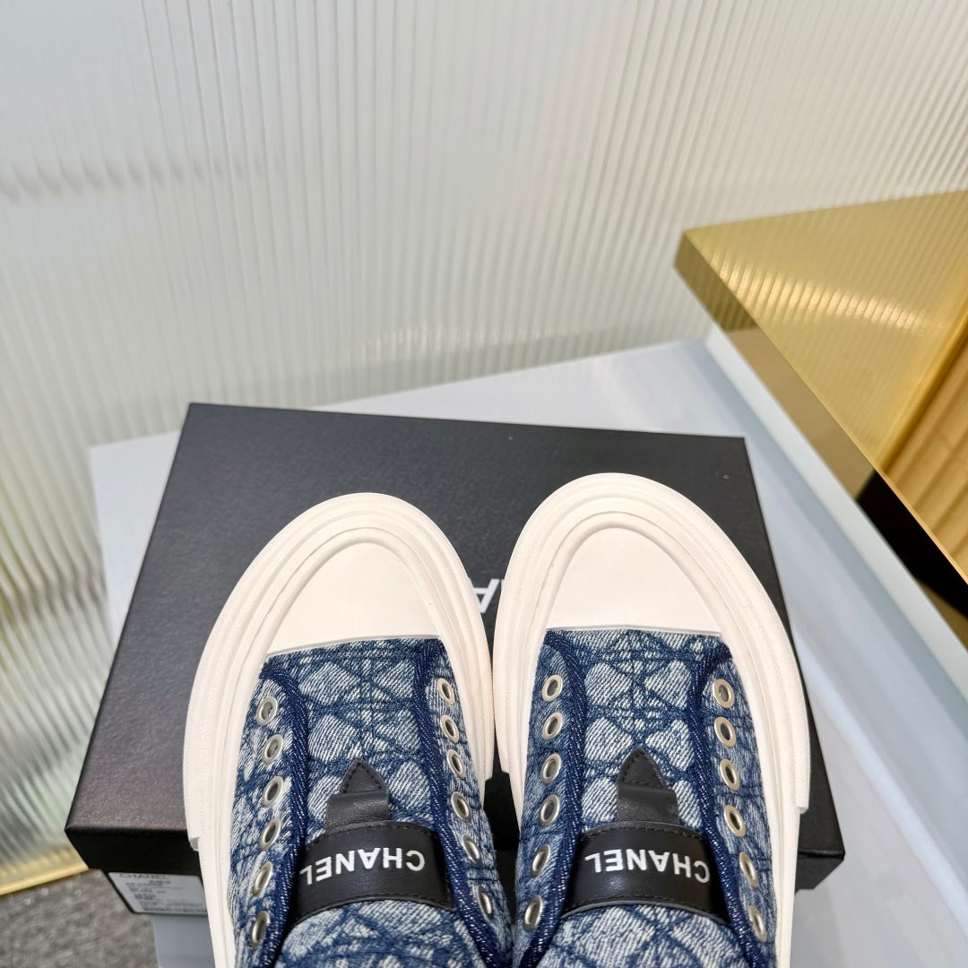 CHANEL 26S MULE SNEAKERS IN NAVY BLUE DIAMOND-PATTERNED WOVEN DENIM FABRIC STYLE 2