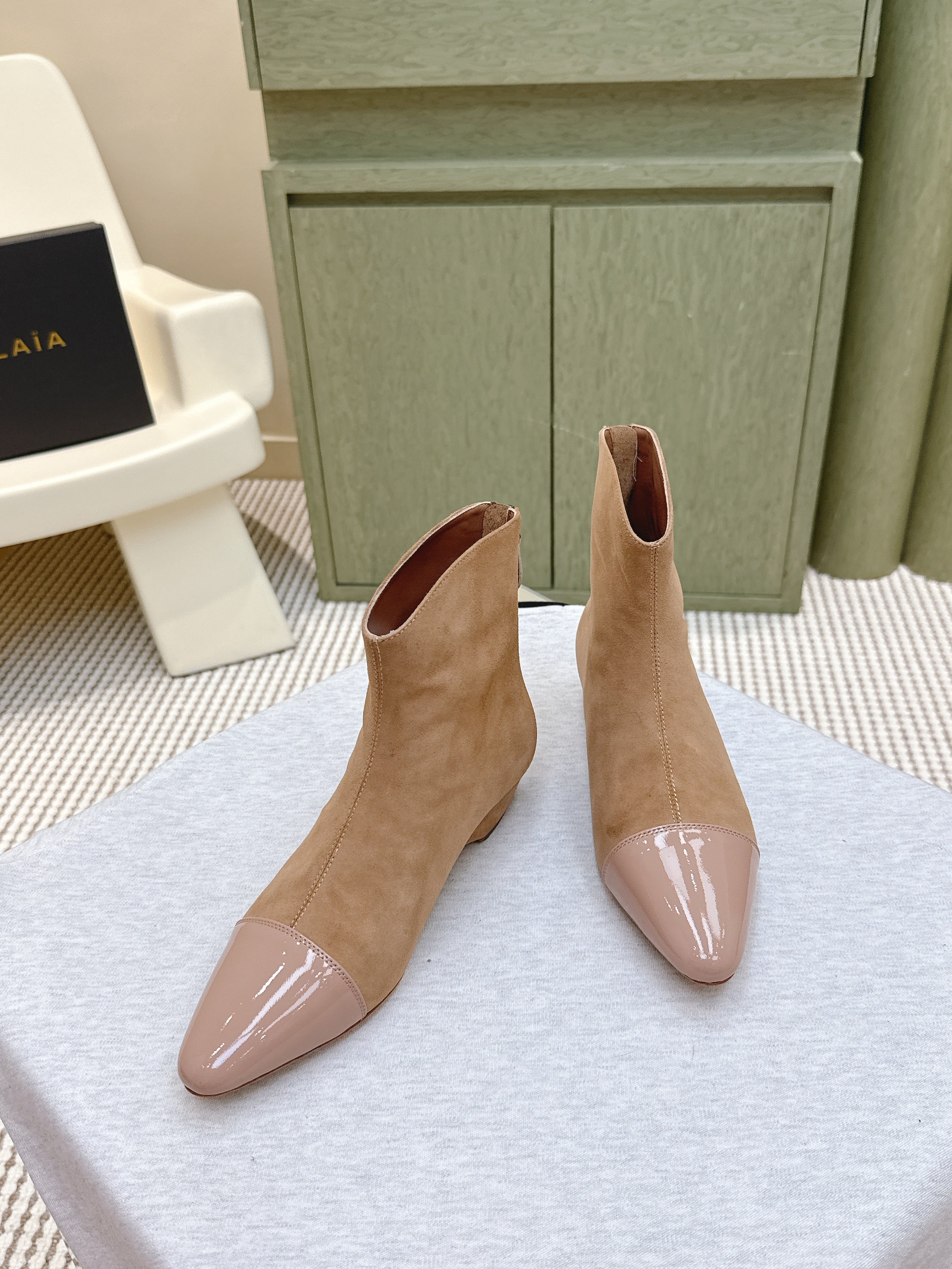 ALAIA 26S ANKLE BOOTS IN DARK BEIGE SUEDE AND GLOSSY CALFSKIN