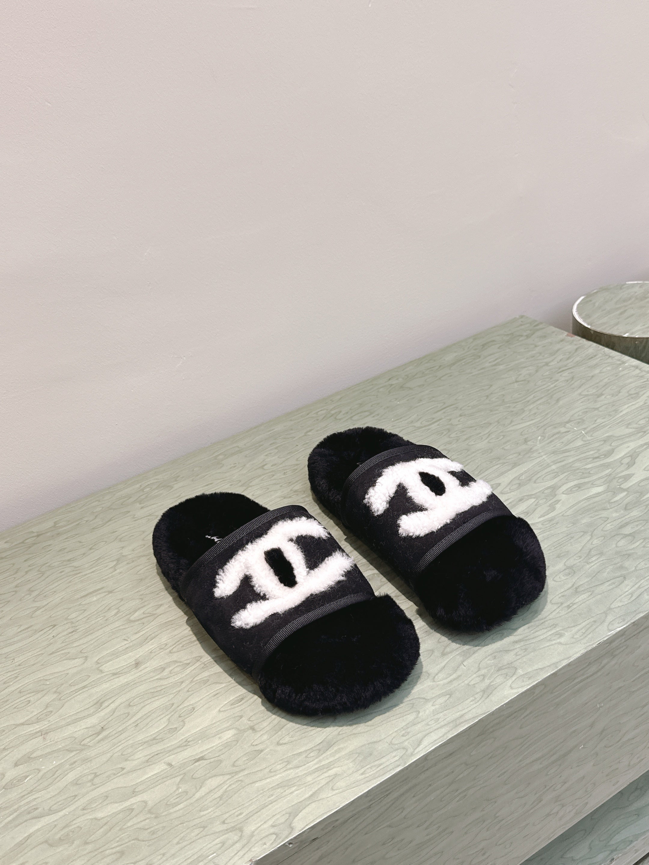 CHANEL 25S FUR SLIPPERS DOUBLE-LAYERED IN BLACK WITH WHITE CC LOGO