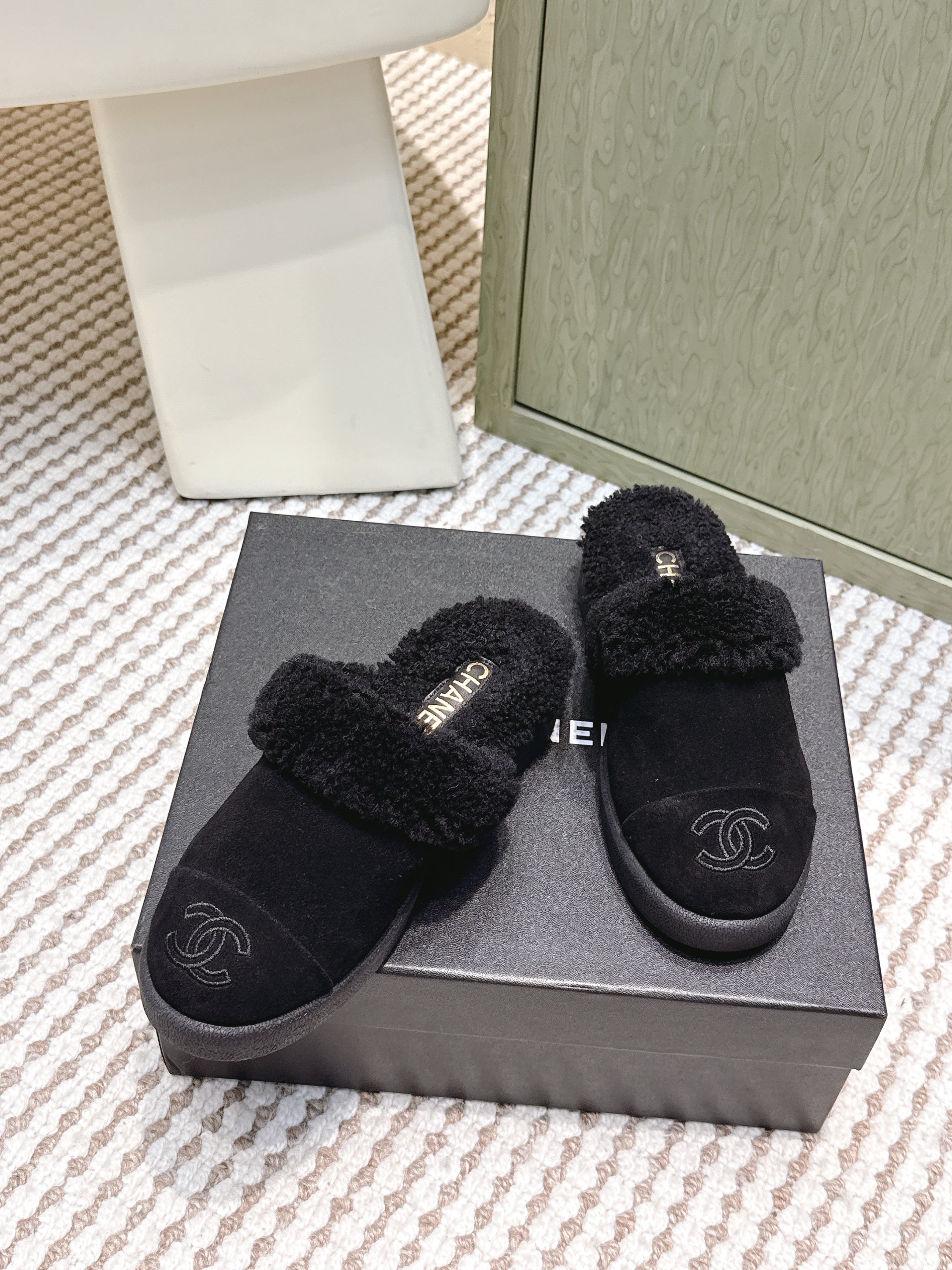 CHANEL 25S INDOOR SLIPPERS IN BLACK SUEDE FUR-LINED