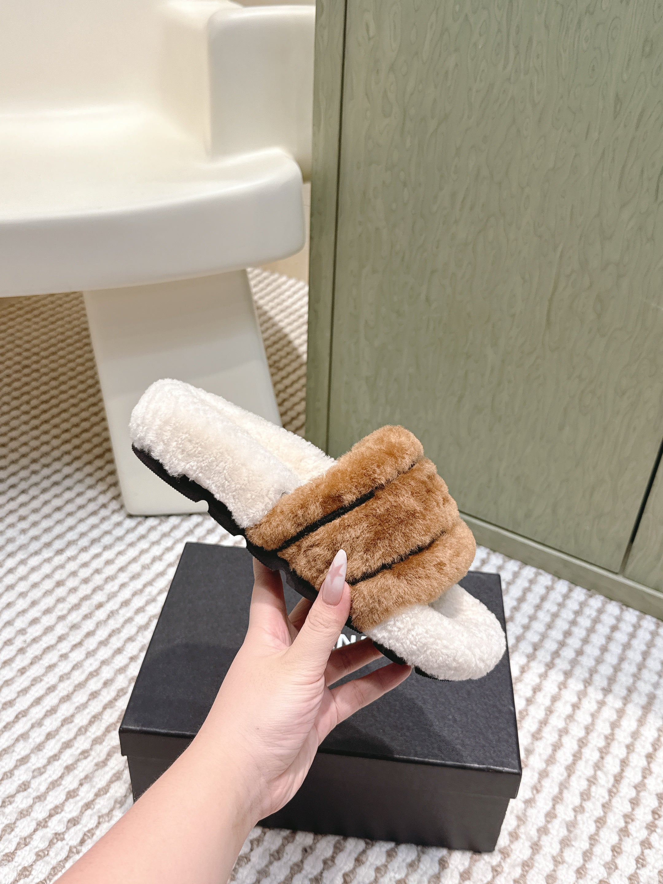 CHANEL 25S FLUFFY SLIDERS IN BEIGE AND CARAMEL