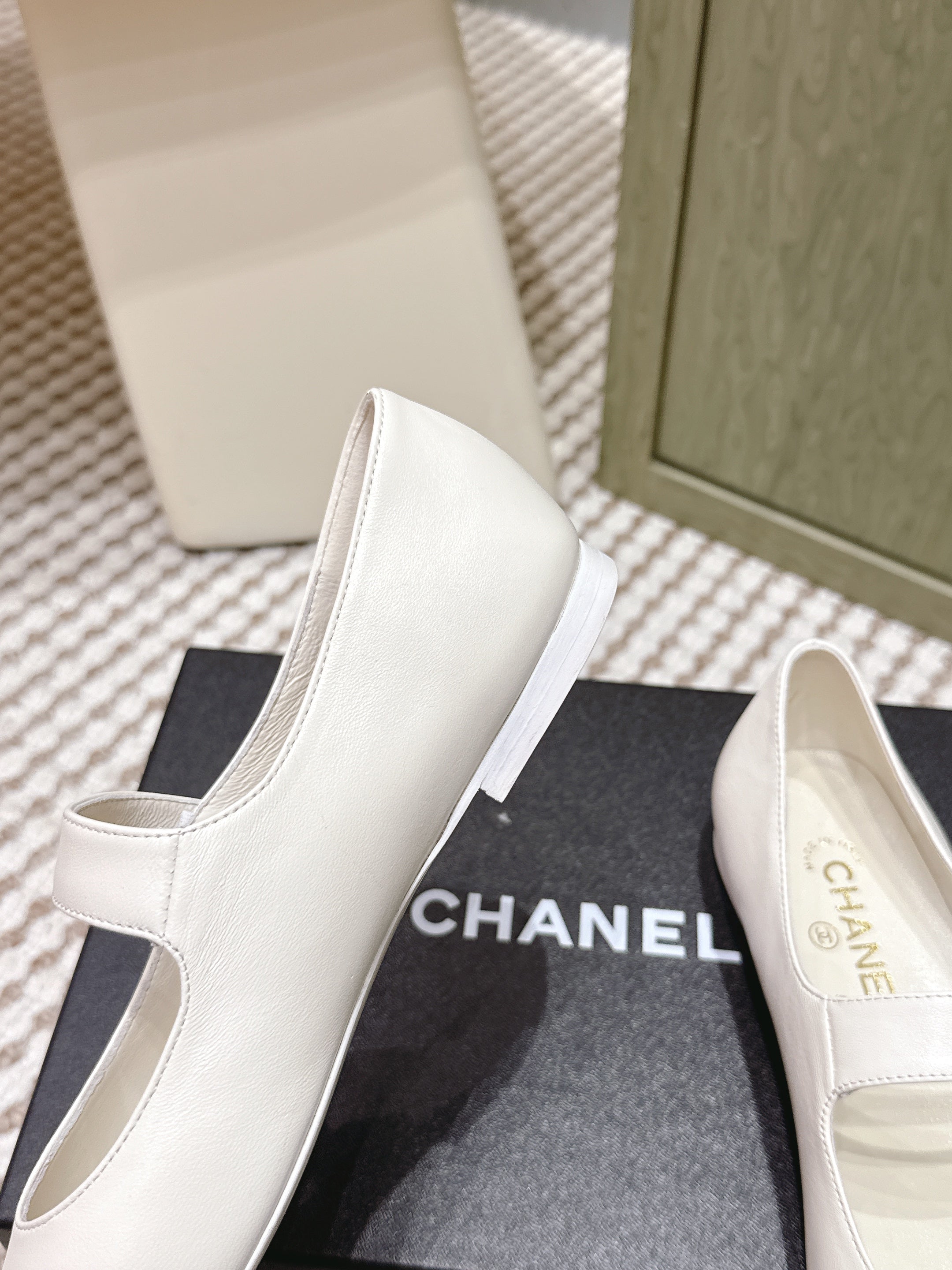 CHANEL 25S MARY JANE FLAT IN WHITE LAMBSKIN WITH YELLOW CAP TOE GOLD HARDWARE