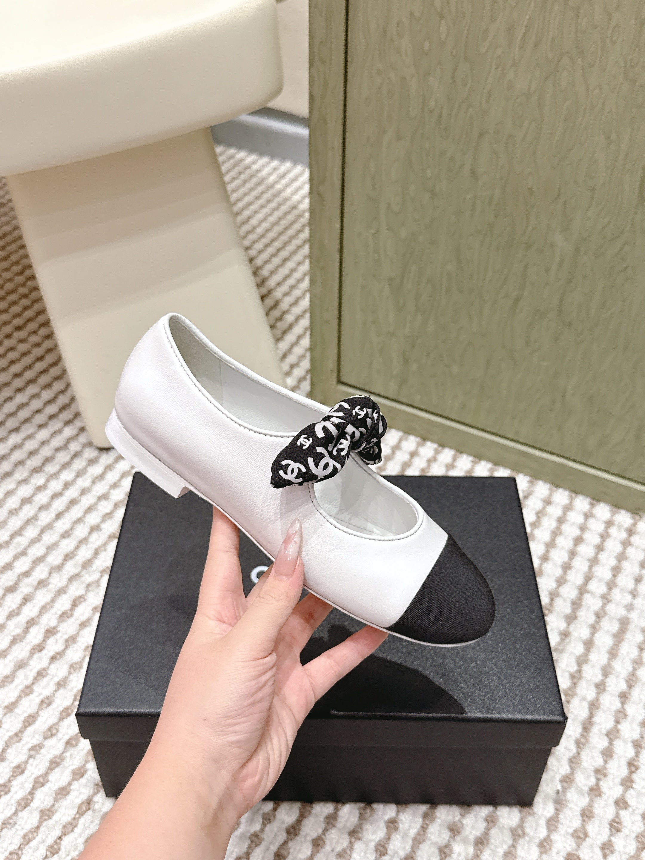 CHANEL 25S MARY JANES IN WHITE AND BLACK SHEARLING AND GROS GRAIN