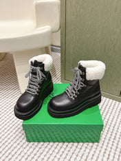 BOTTEGA VENETA 26S LUG ANKLE BOOTS IN BLACK CALFSKIN AND WHITE WOOL
