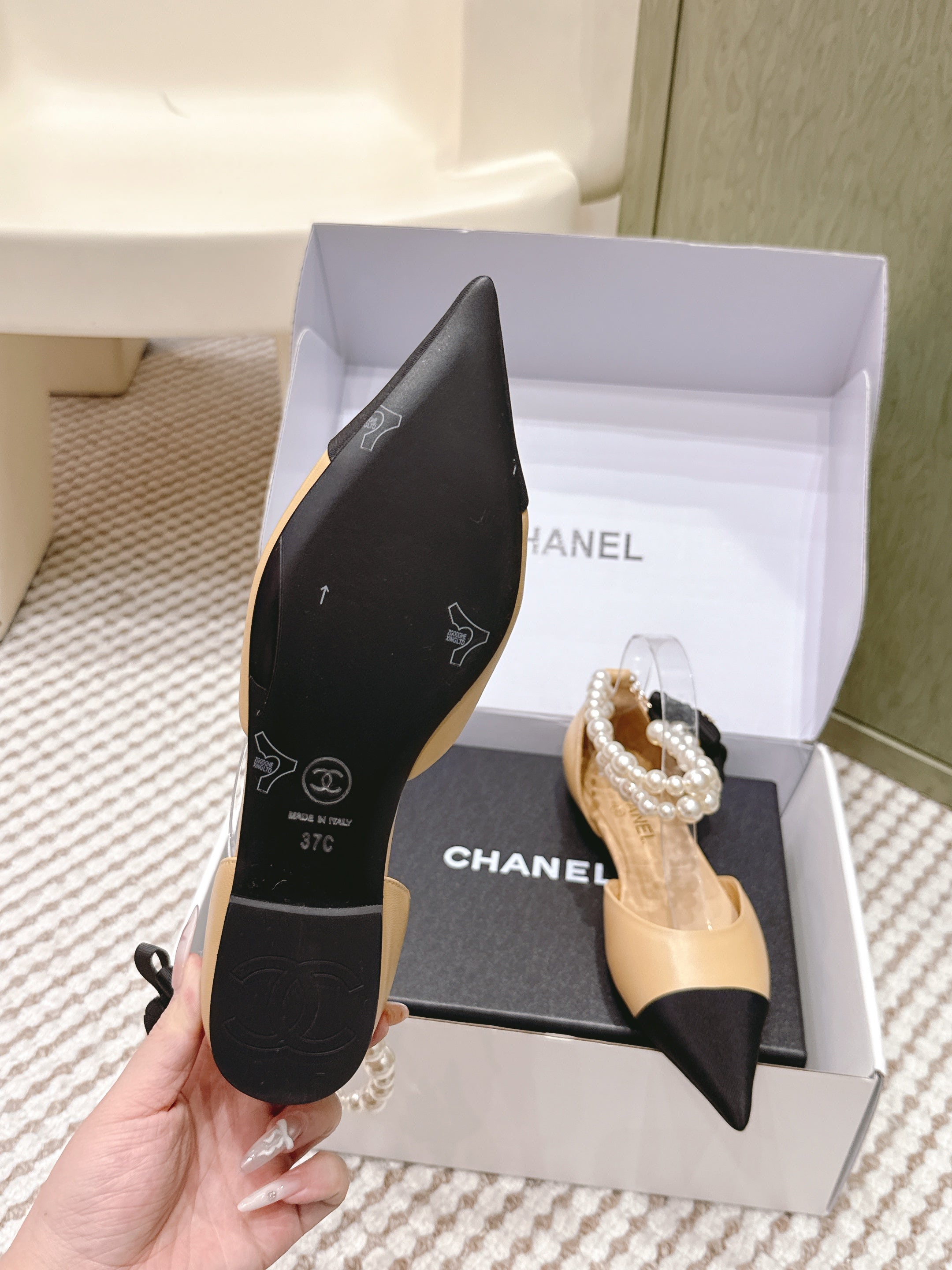 CHANEL 25S ESPADRILLE FLATS IN BEIGE AND BLACK CALFSKIN WITH PEARL STRAP