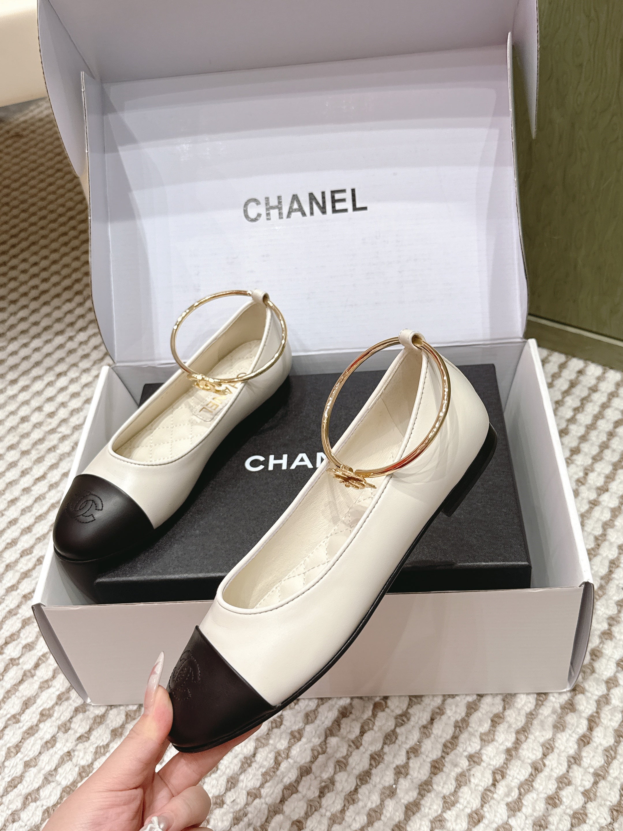 CHANEL 25S BALLERINA SHOES IN WHITE AND BLACK CALFSKIN GOLD HARDWARE