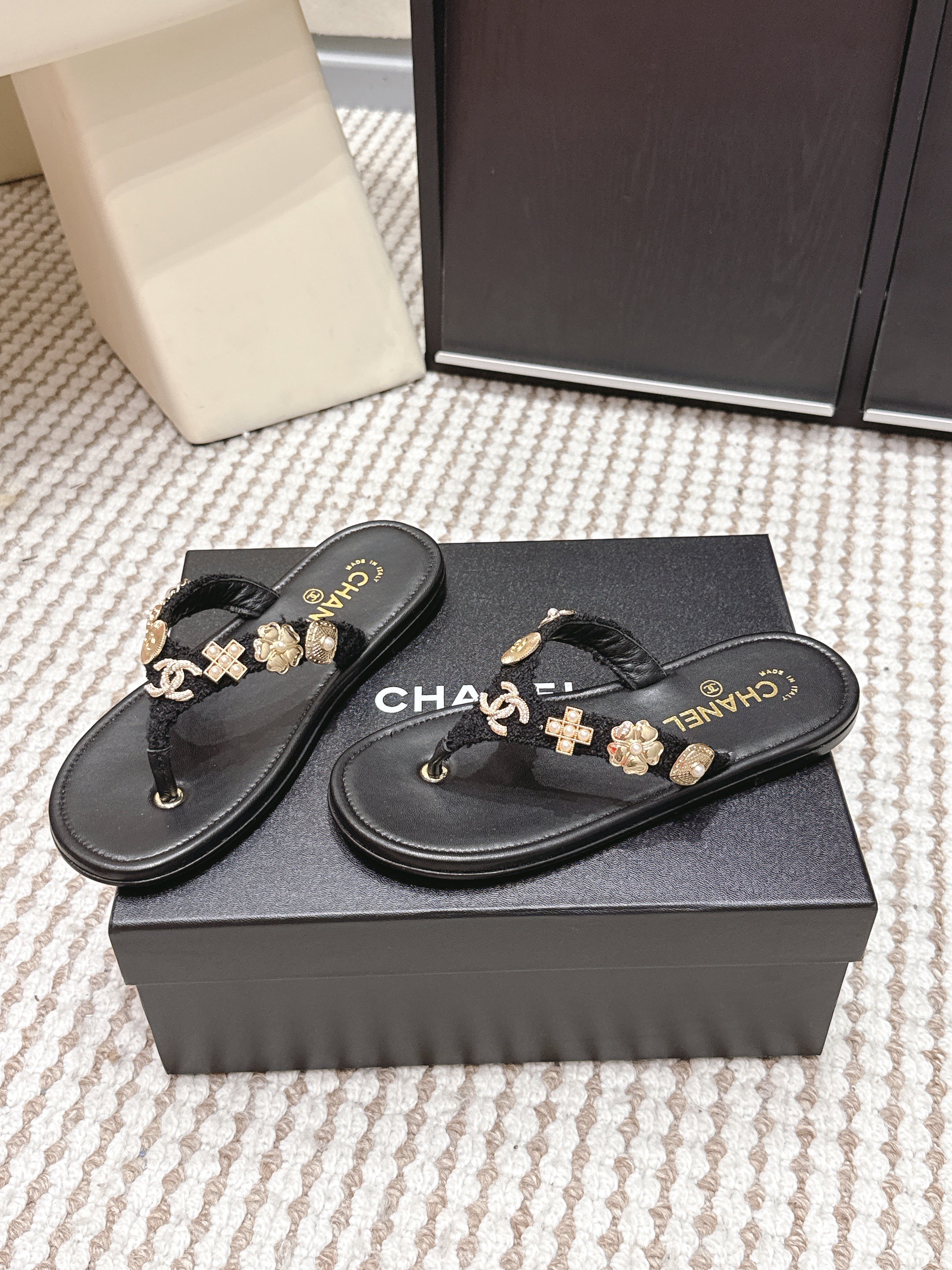 CHANEL 26S FLIP-FLOPS IN BLACK CALFSKIN