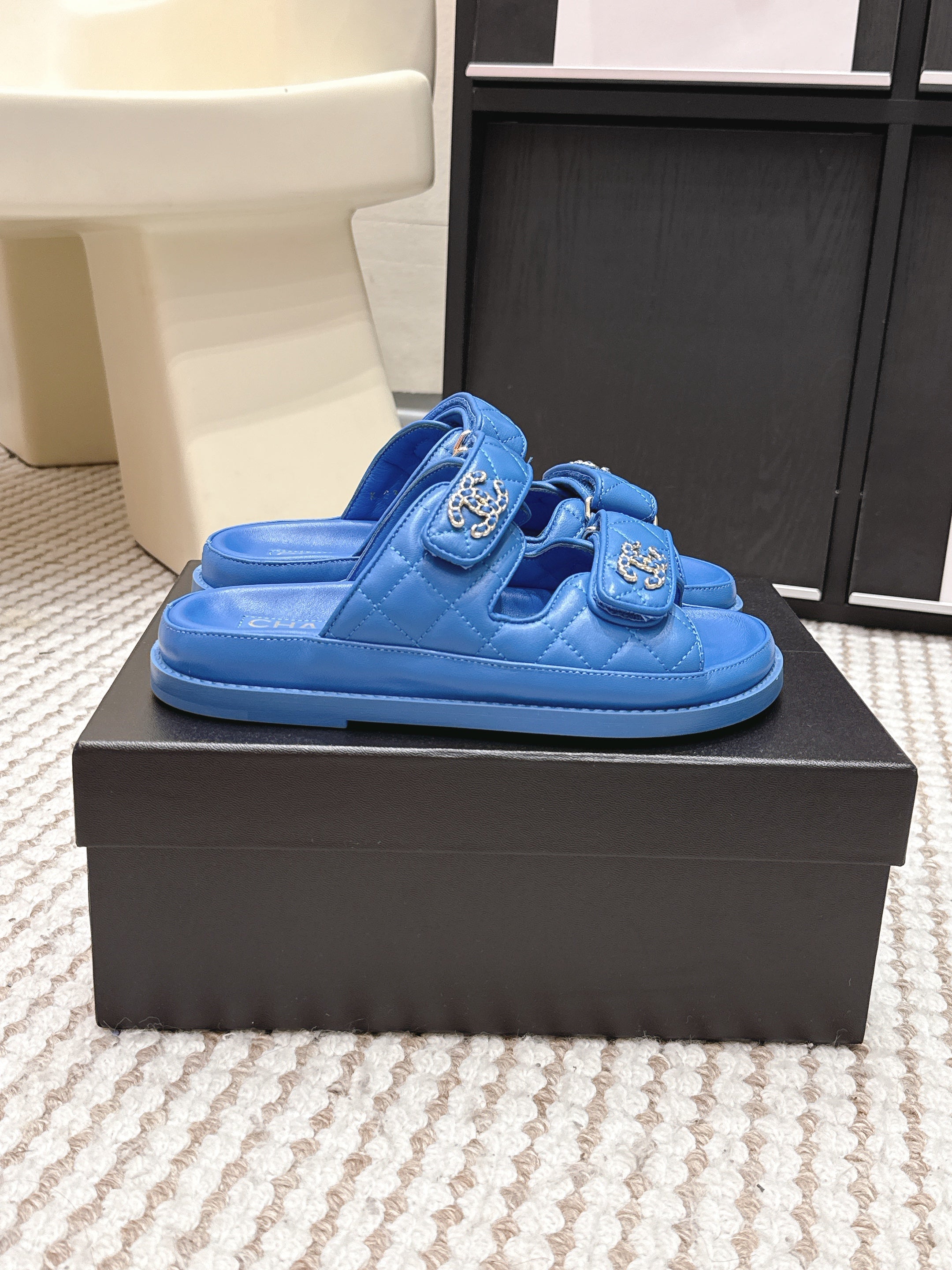CHANEL 26S SANDALS IN BLUE CALFSKIN