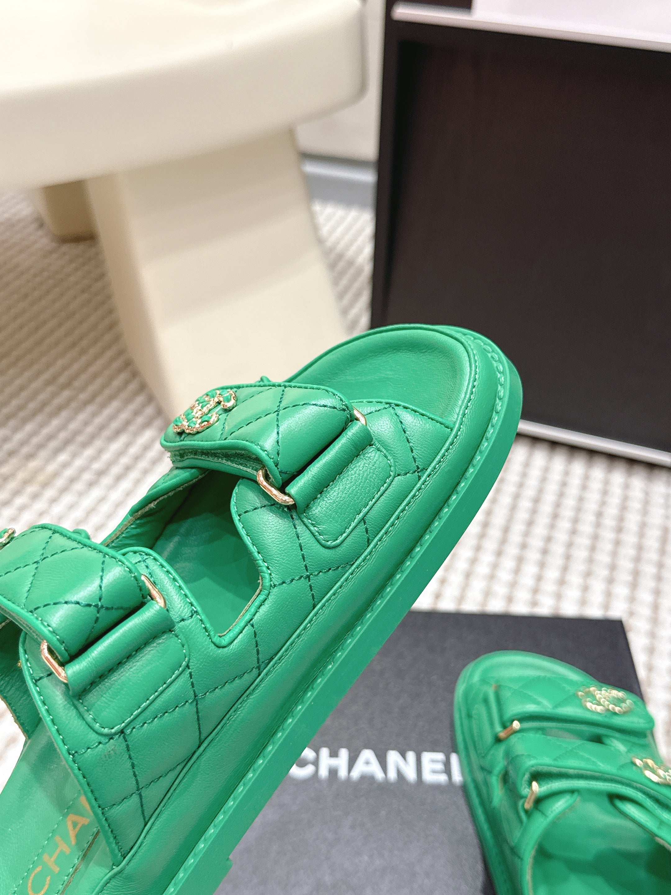 CHANEL 26S SANDALS IN GREEN CALFSKIN