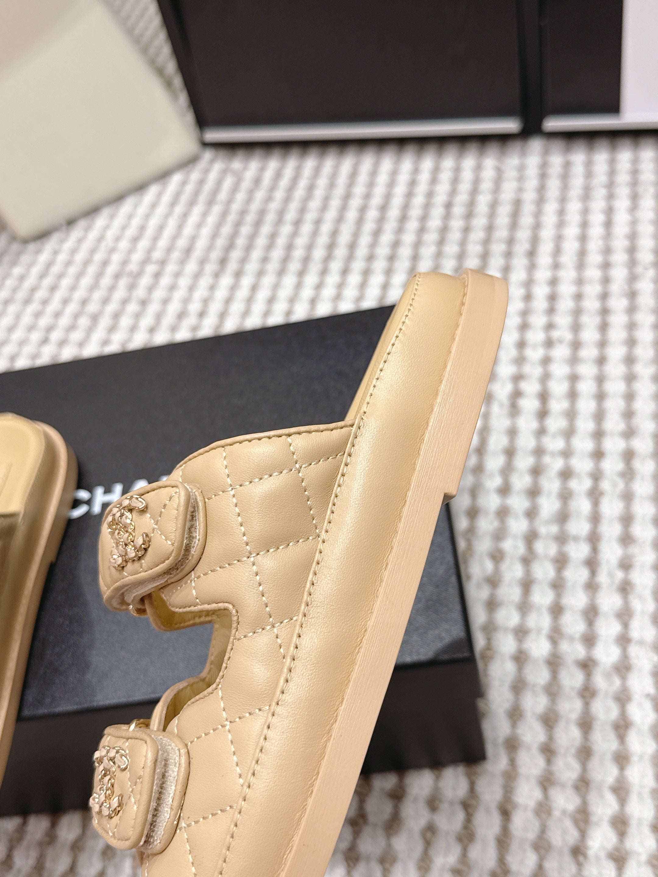 CHANEL 26S SANDALS IN LIGHT SAND BEIGE CALFSKIN