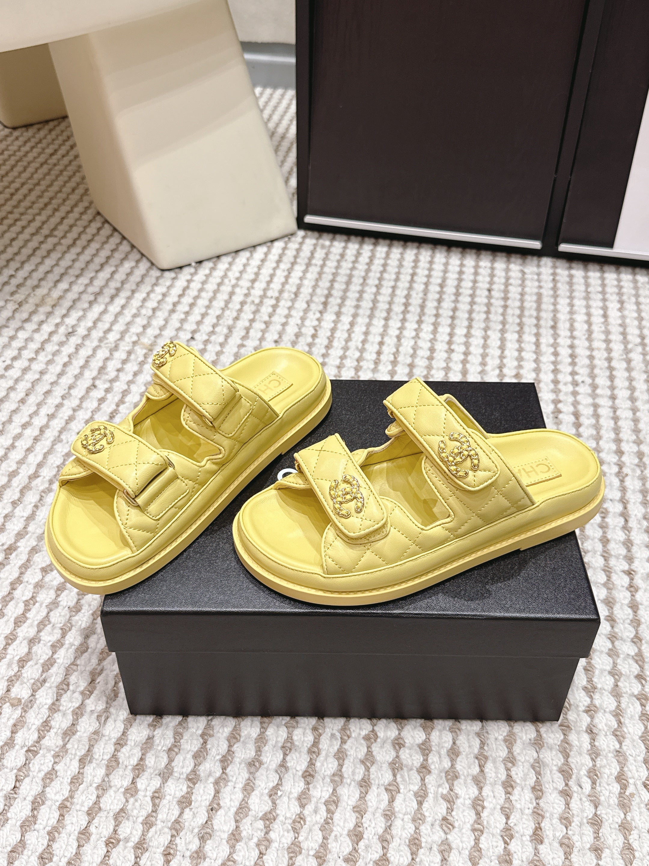 CHANEL 26S SANDALS IN YELLOW CALFSKIN