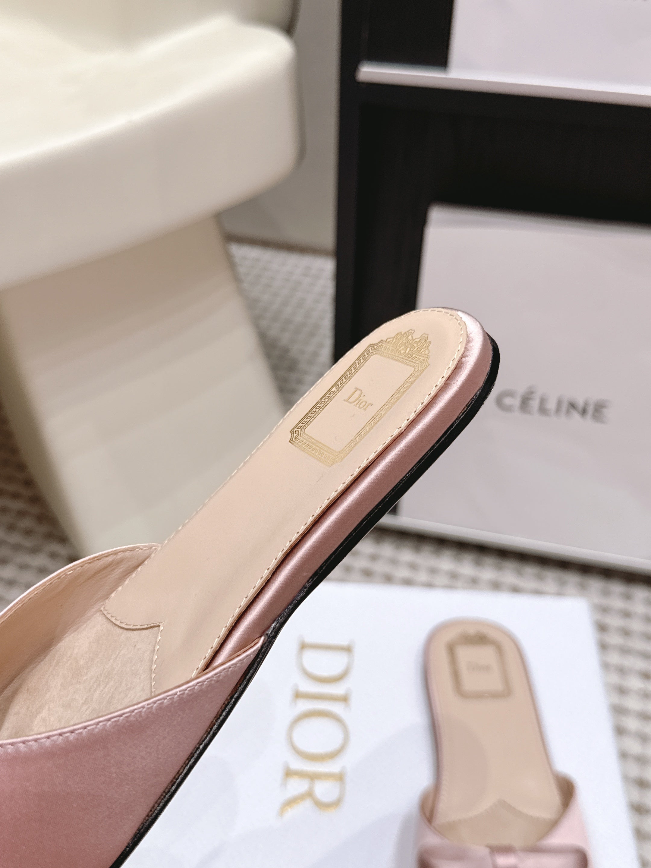 DIOR 26S FLAT SANDAL IN PINK SATIN WITH BOW
