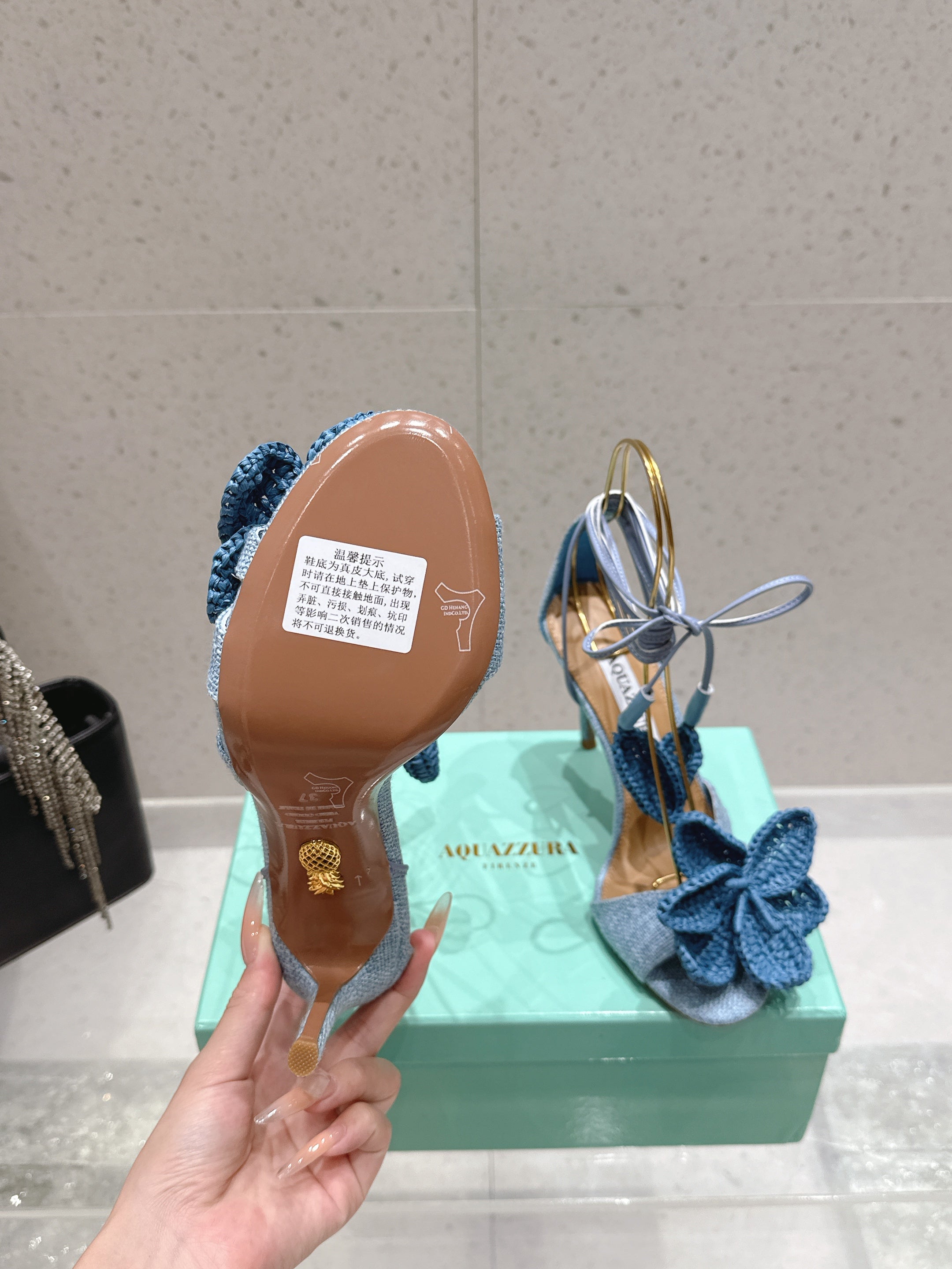 AQUAZZURA 26S FLORAL HEELS 100 MM IN PASTEL BLUE WOVEN RAFFIA AND FABRIC