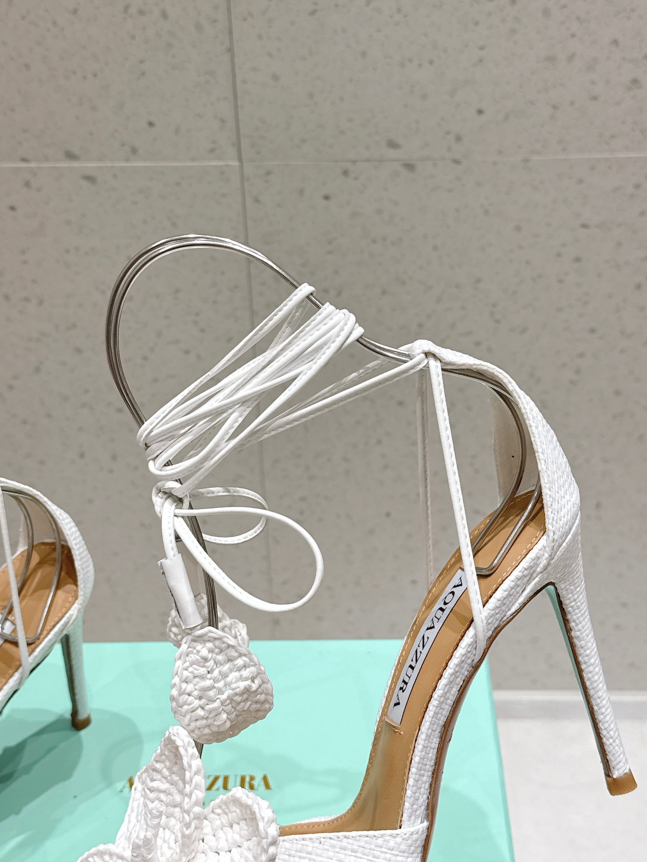 AQUAZZURA 26S FLORAL HEELS 100 MM IN WHITE WOVEN RAFFIA