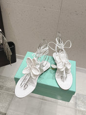 AQUAZZURA 26S FLORAL THONG SANDALS IN WHITE WOVEN RAFFIA AND FABRIC