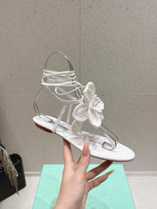 AQUAZZURA 26S FLORAL THONG SANDALS IN WHITE WOVEN RAFFIA AND FABRIC