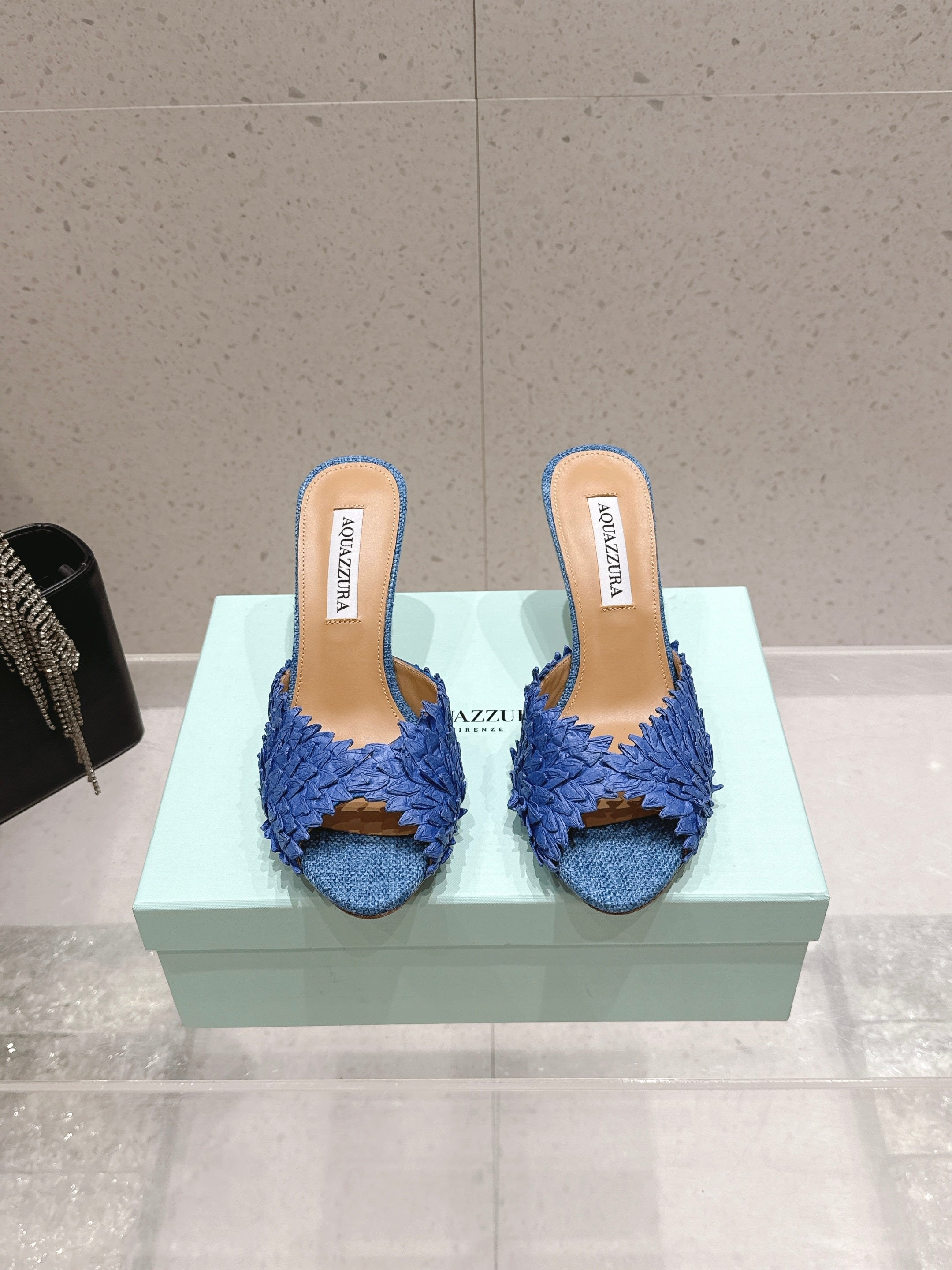 AQUAZZURA 26S HEELED MULES 80 MM IN NAVY BLUE WOVEN RAFFIA