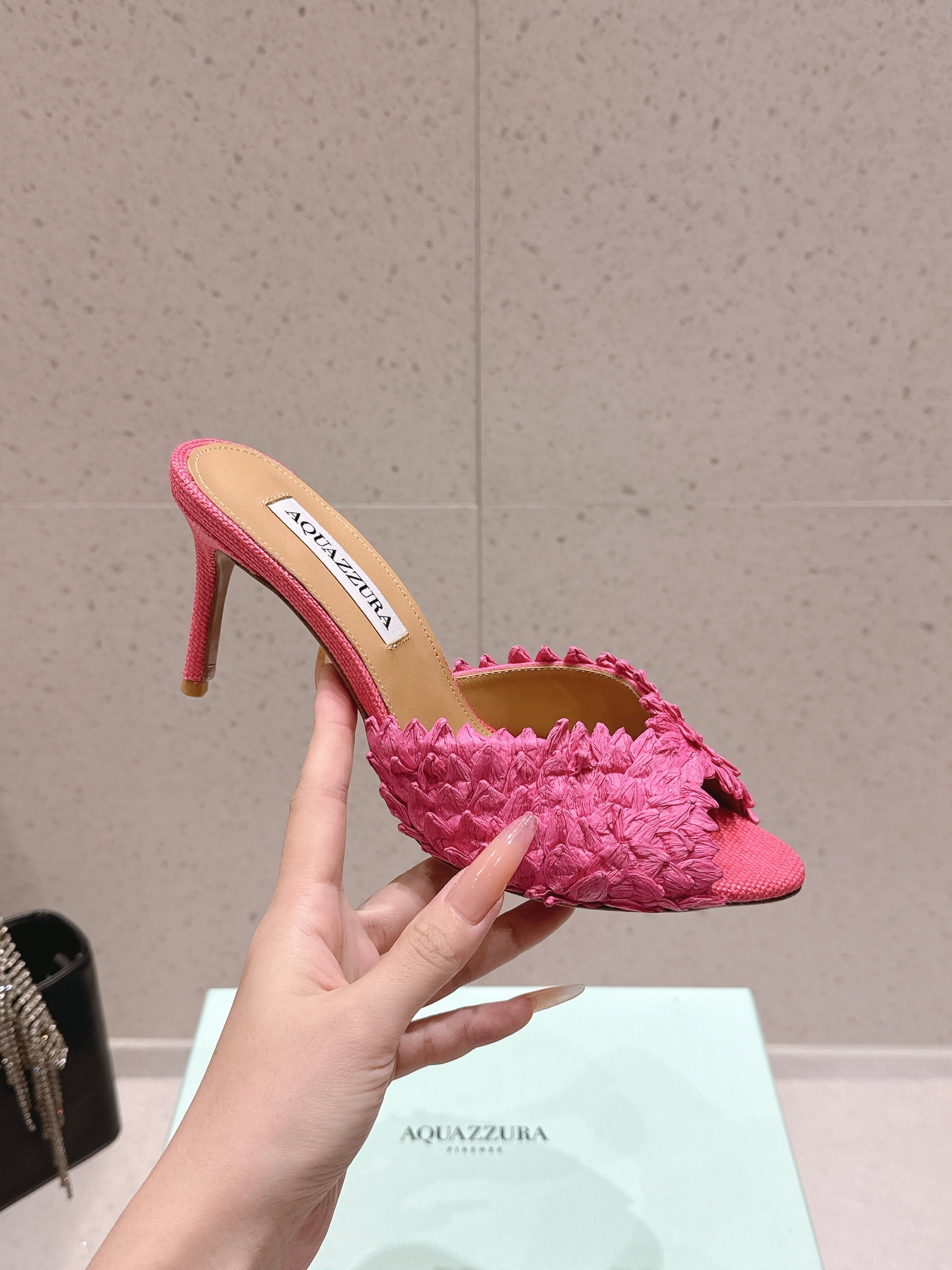 AQUAZZURA 26S HEELED MULES 80 MM IN PINK WOVEN RAFFIA