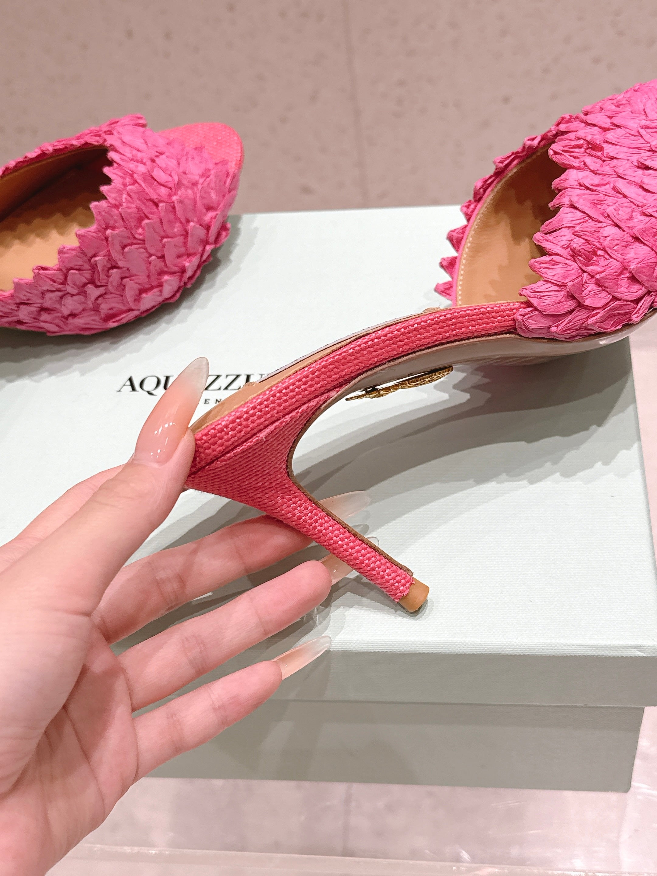 AQUAZZURA 26S HEELED MULES 80 MM IN PINK WOVEN RAFFIA