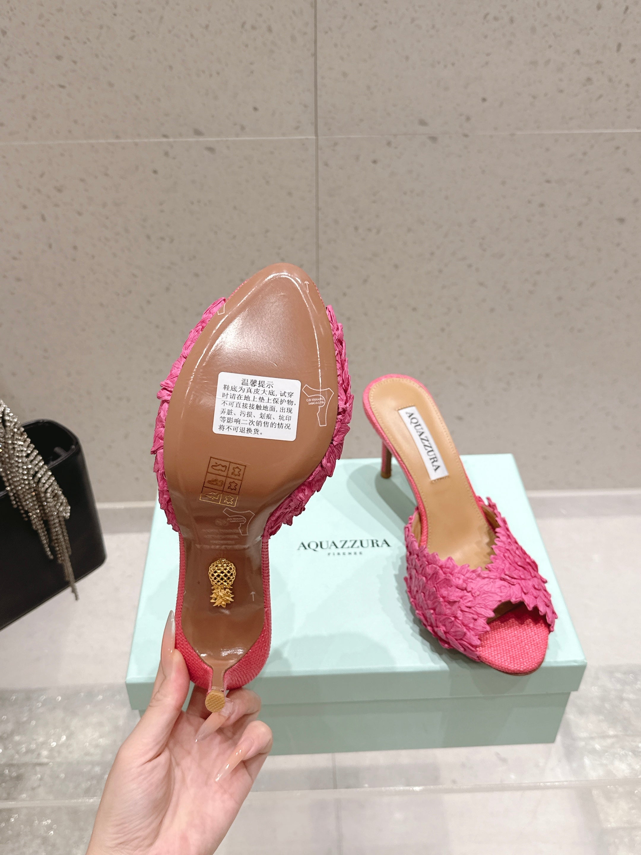 AQUAZZURA 26S HEELED MULES 80 MM IN PINK WOVEN RAFFIA