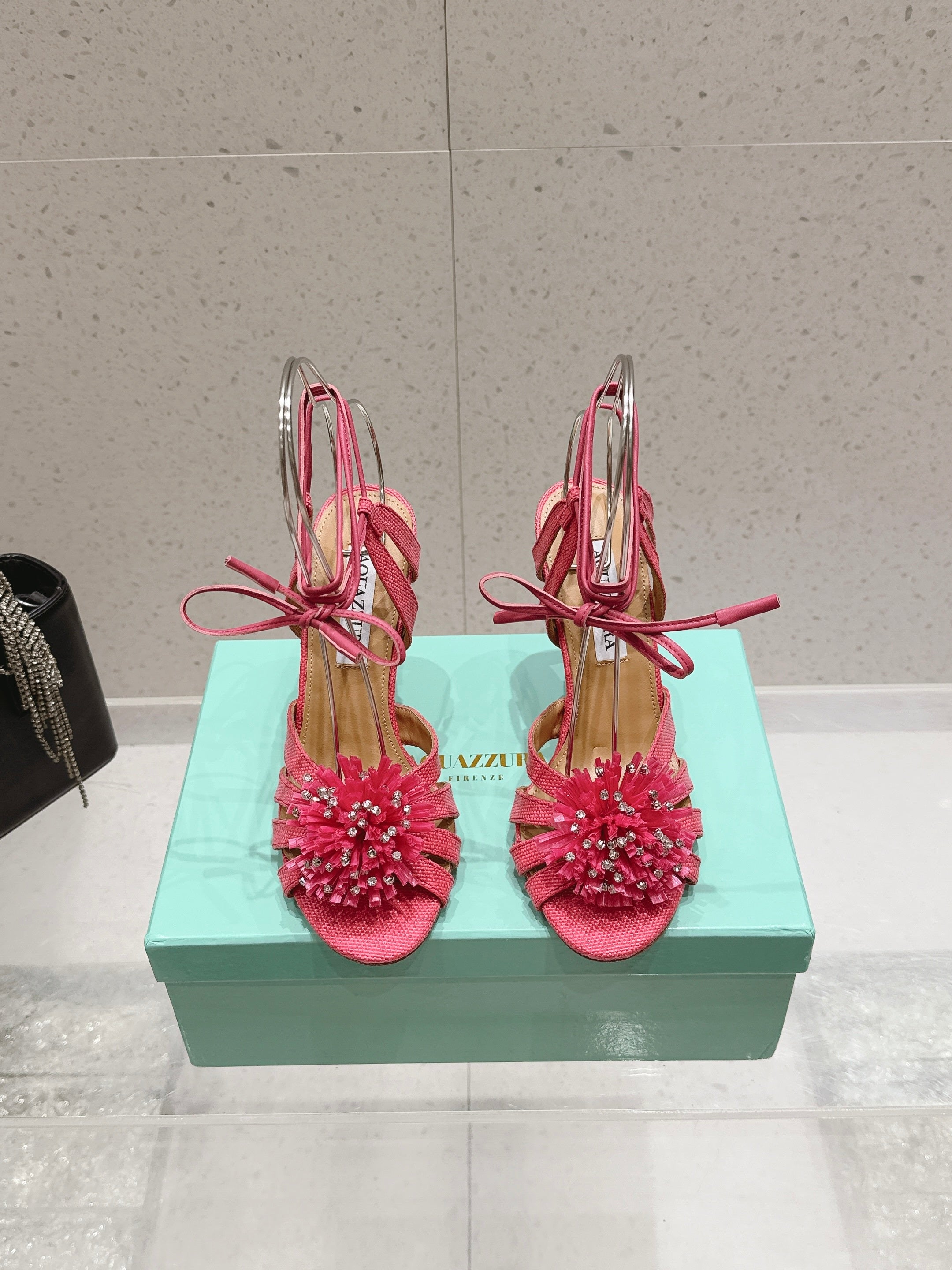 AQUAZZURA 26S HIGH-HEEL SANDALS 100 MM IN PINK WOVEN RAFFIA