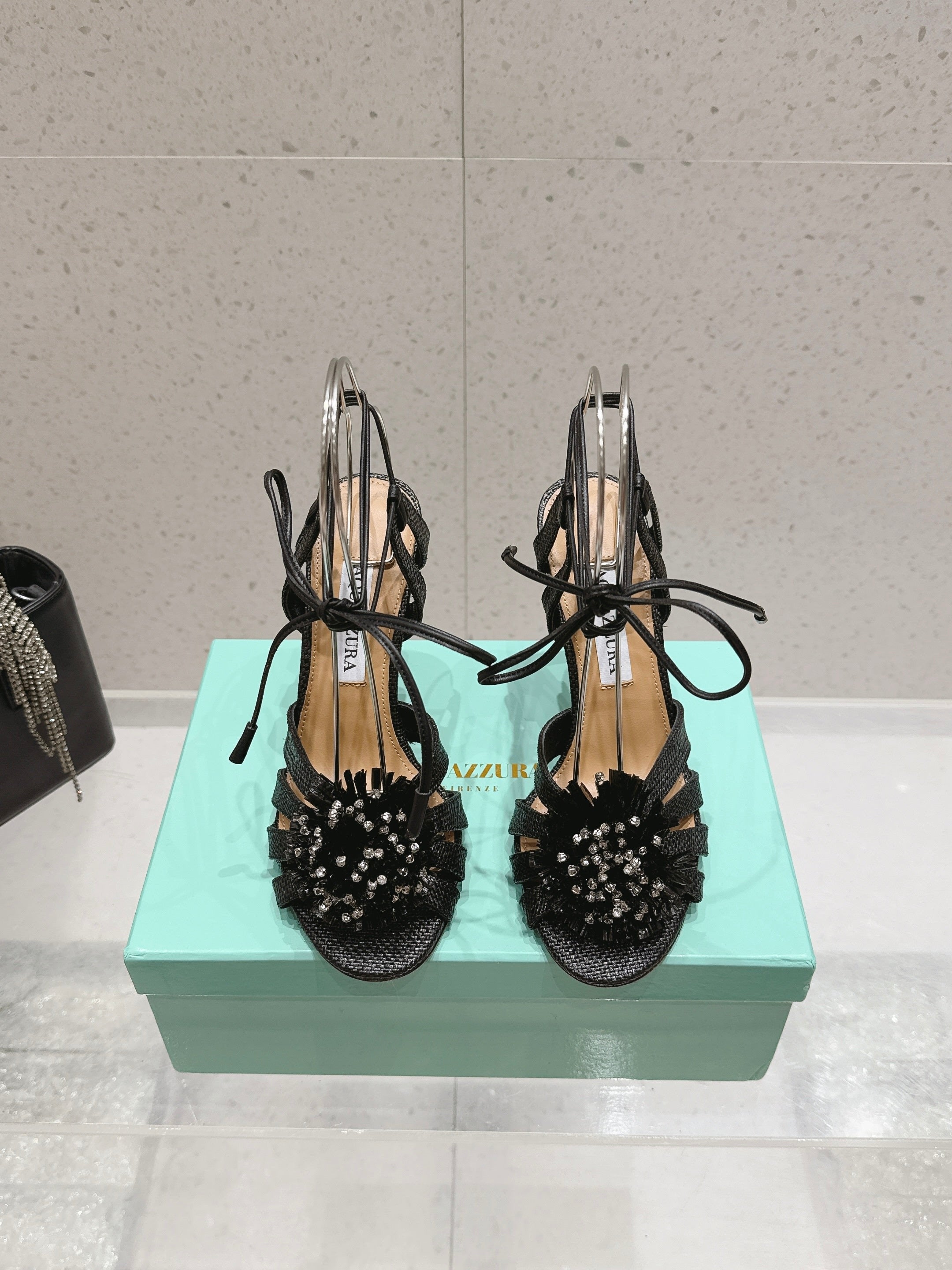 AQUAZZURA 26S HIGH-HEEL SANDALS 100 MM IN BLACK WOVEN RAFFIA
