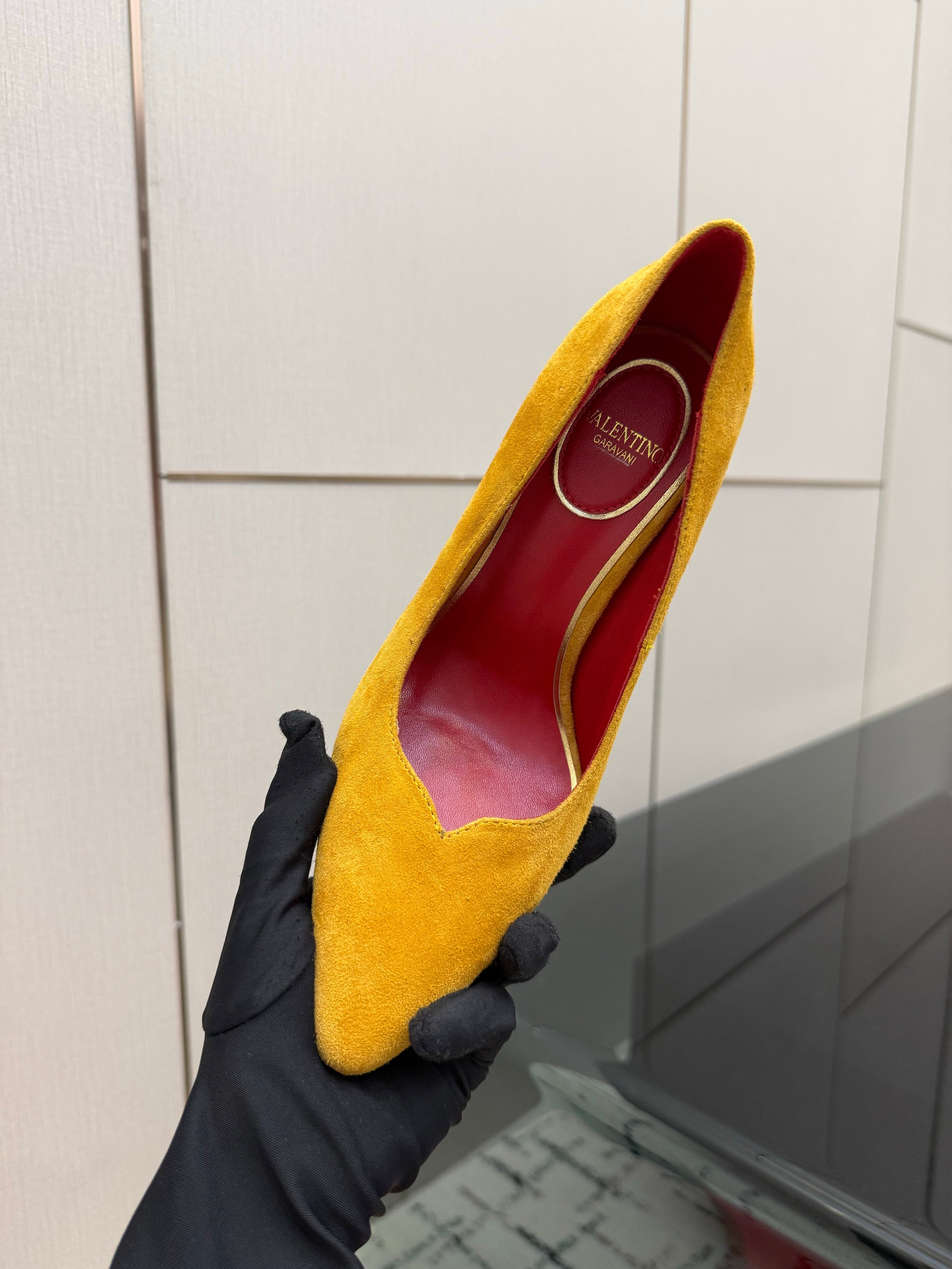 VALENTINO 26S HIGH HEELS 100 MM IN MUSTARD YELLOW SUEDE
