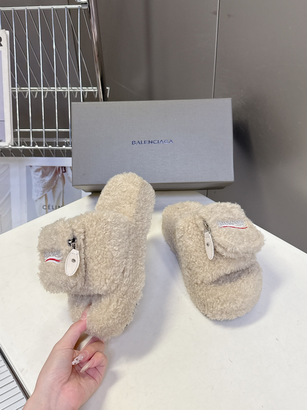 BALENCIAGA 25S SLIPPERS IN BEIGE FAUX SHEARLING