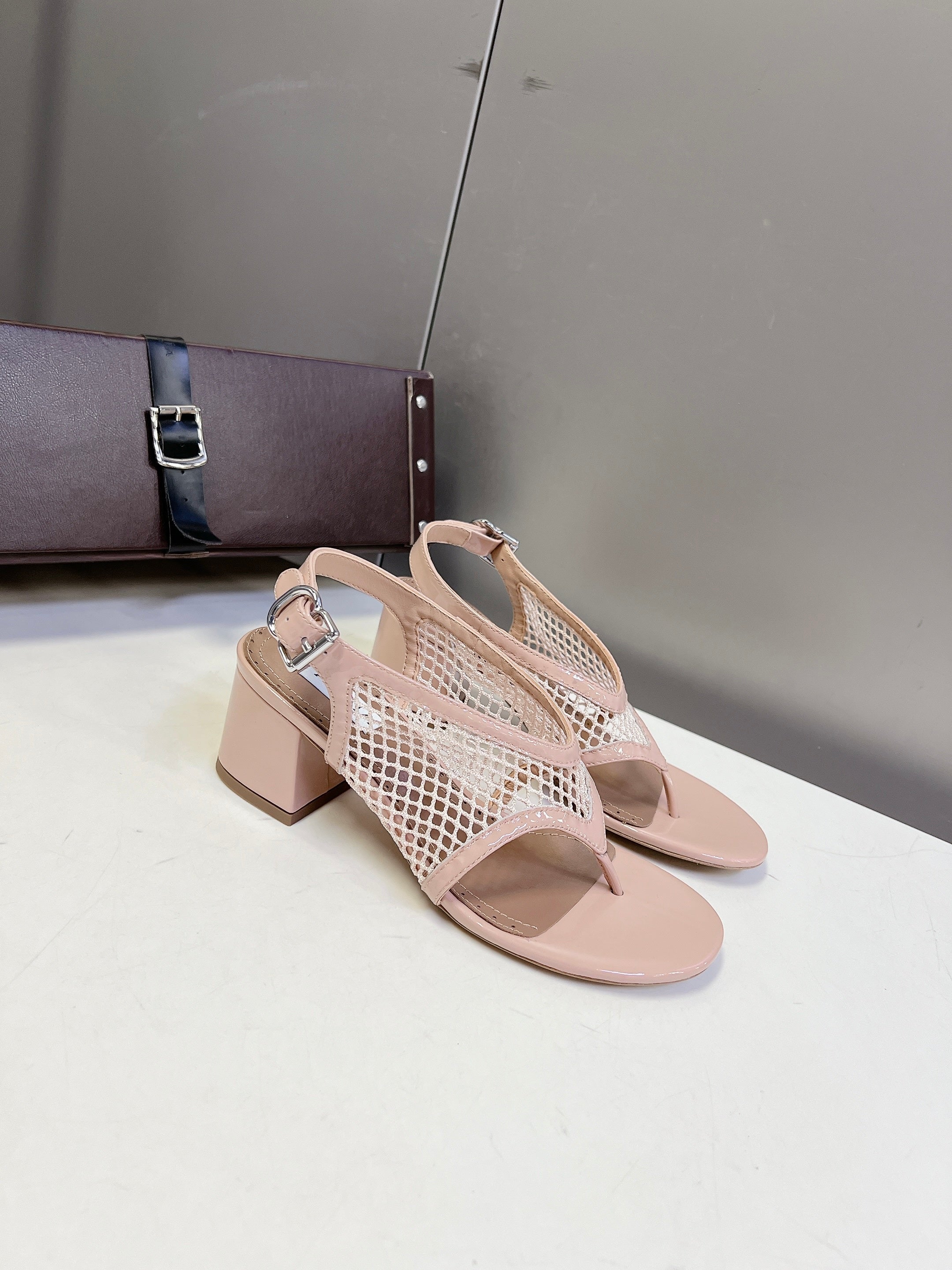 ALAIA 26S MESH THONG HEELS 55 MM IN PALE PINK PATENT CALFSKIN