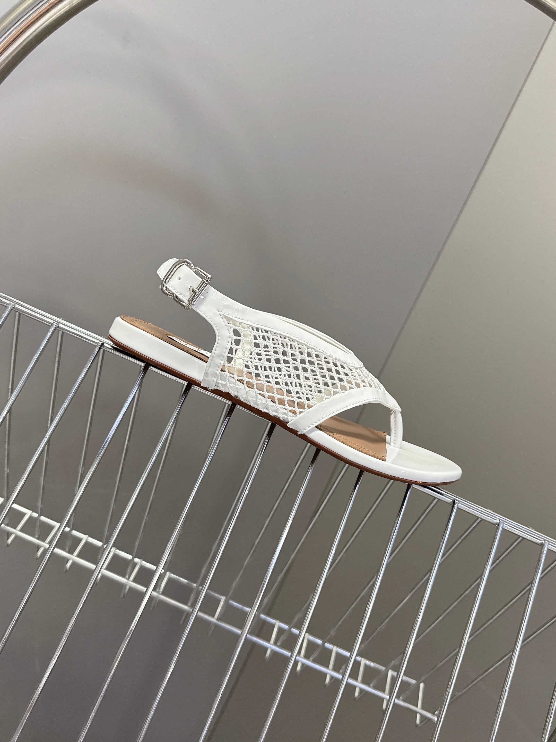 ALAIA 26S FLAT MESH THONG SANDALS IN WHITE PATENT CALFSKIN