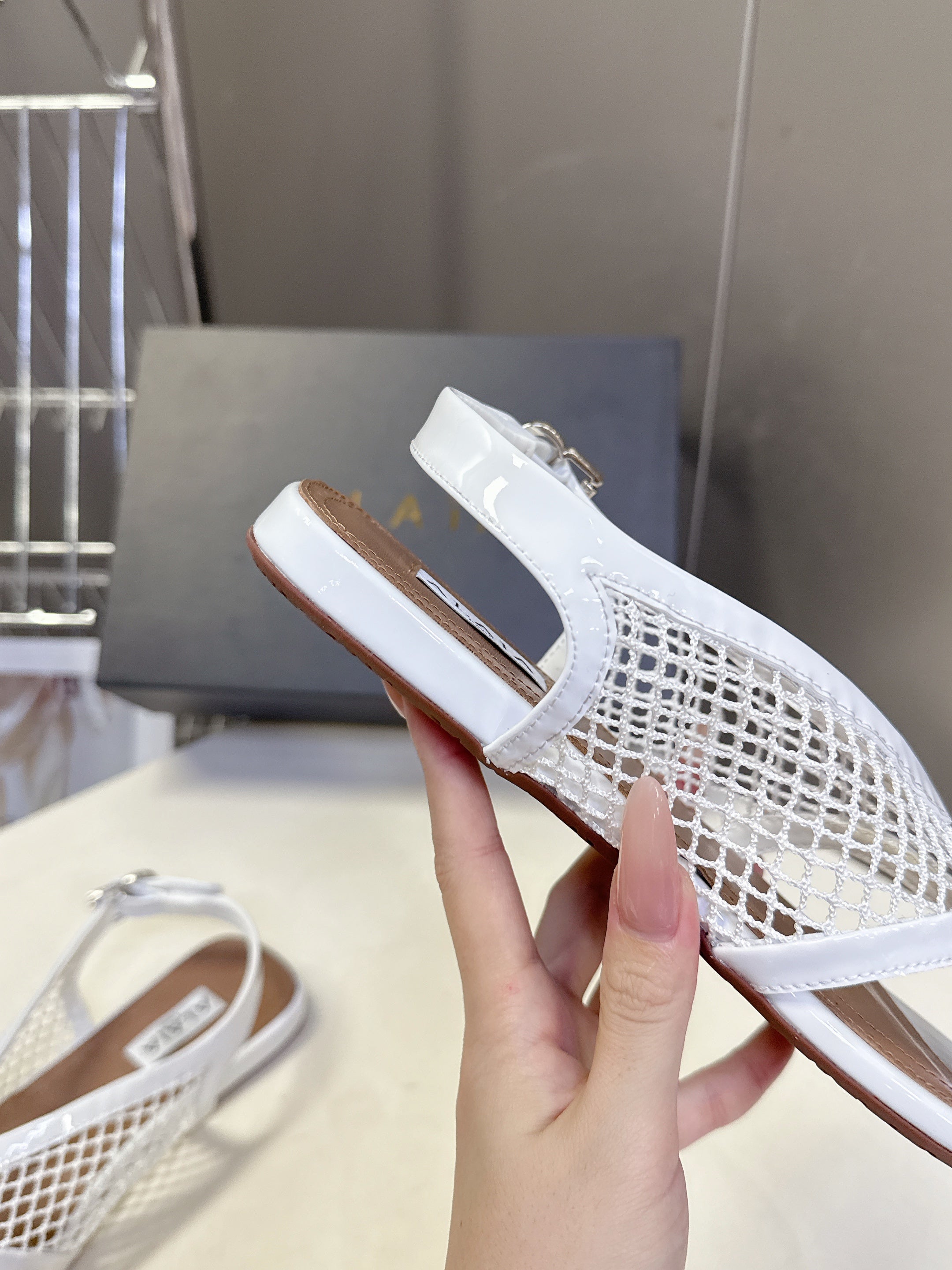 ALAIA 26S FLAT MESH THONG SANDALS IN WHITE PATENT CALFSKIN