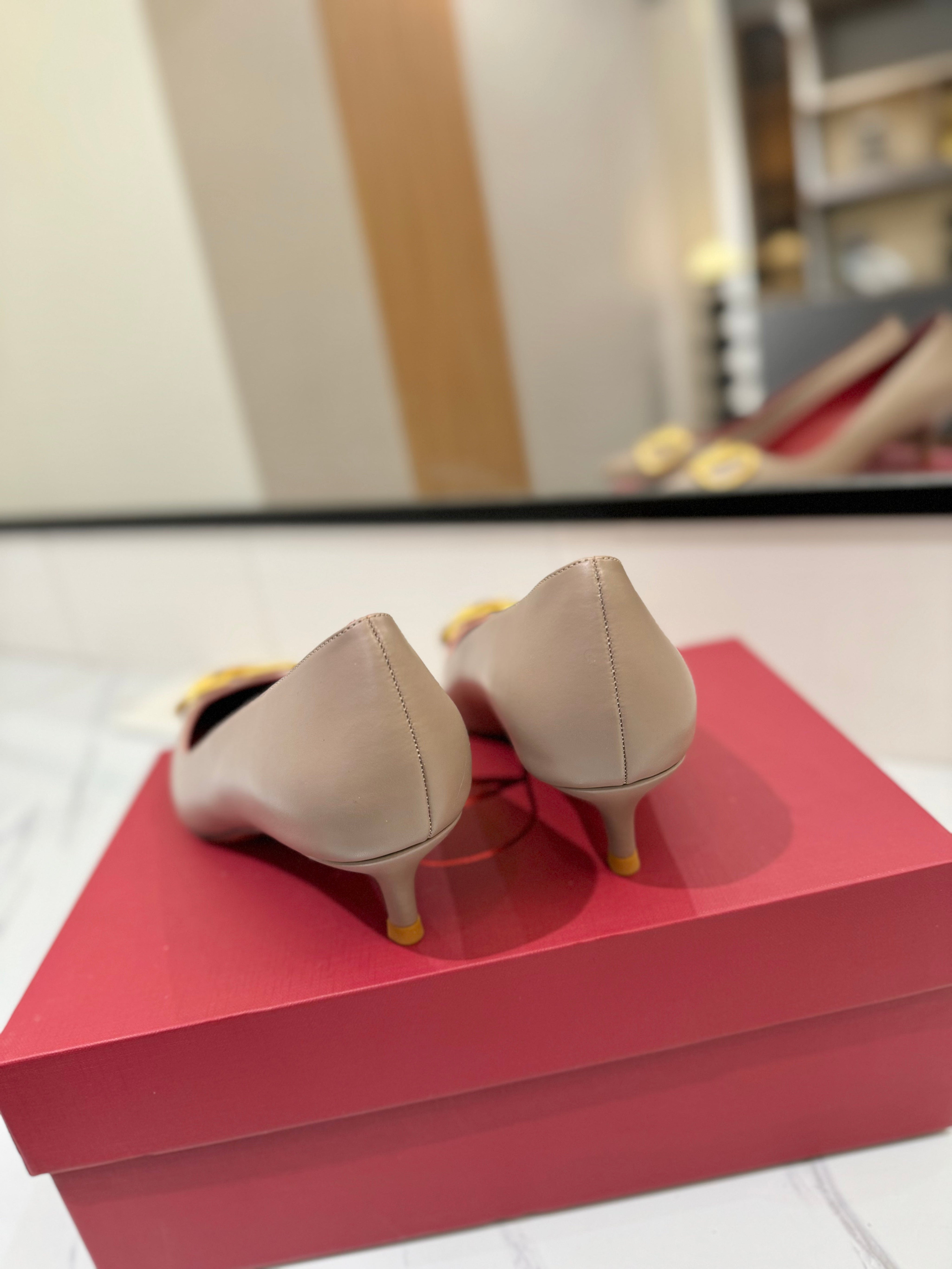 VALENTINO 26S HIGH HEELS 45 MM IN BEIGE SMOOTH CALFSKIN WITH GOLD HARDWARE