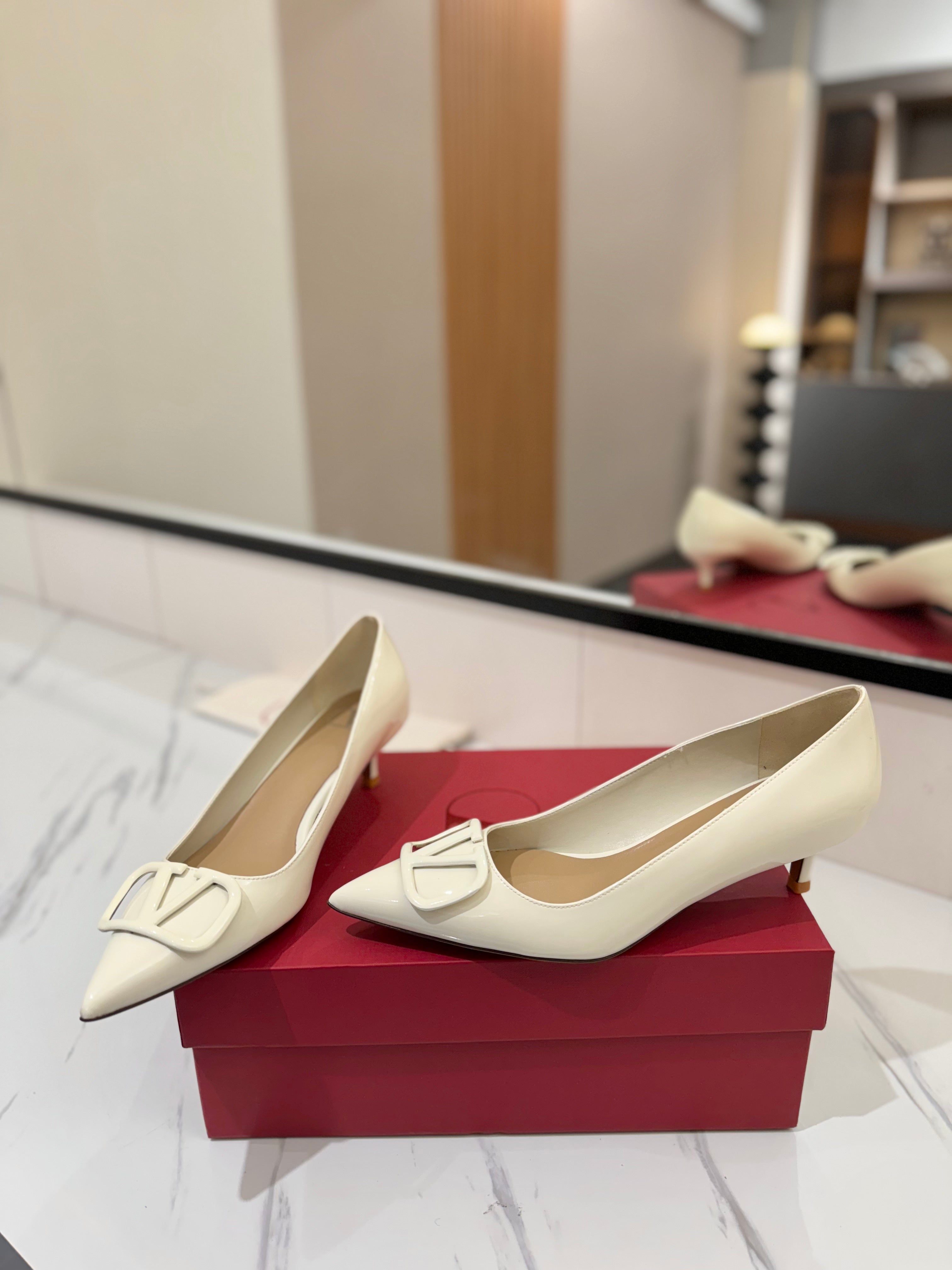 VALENTINO 26S HIGH HEELS 45 MM IN CREAM WHITE PATENT CALFSKIN
