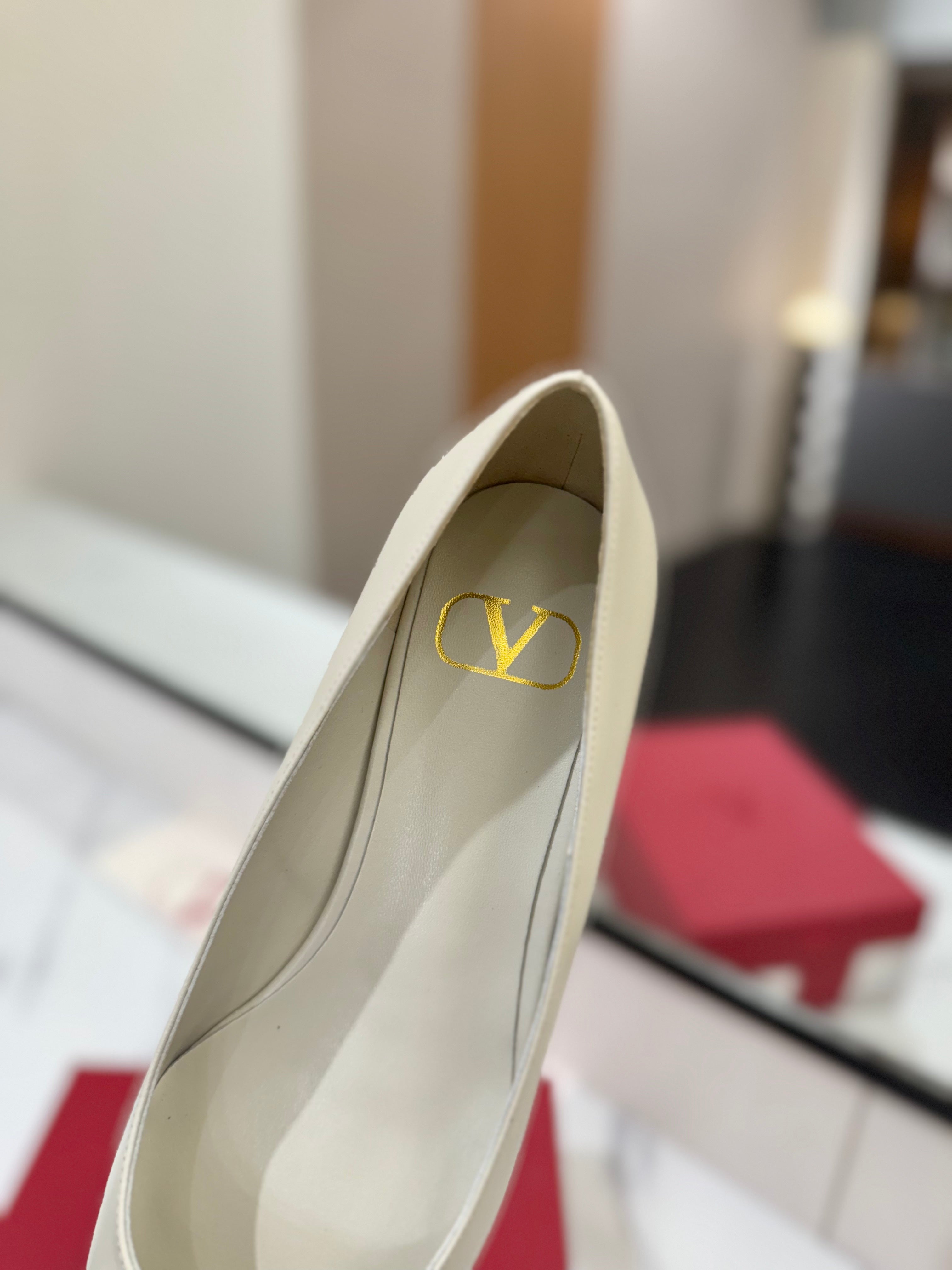 VALENTINO 26S BALLET FLATS IN CREAM WHITE SMOOTH CALFSKIN