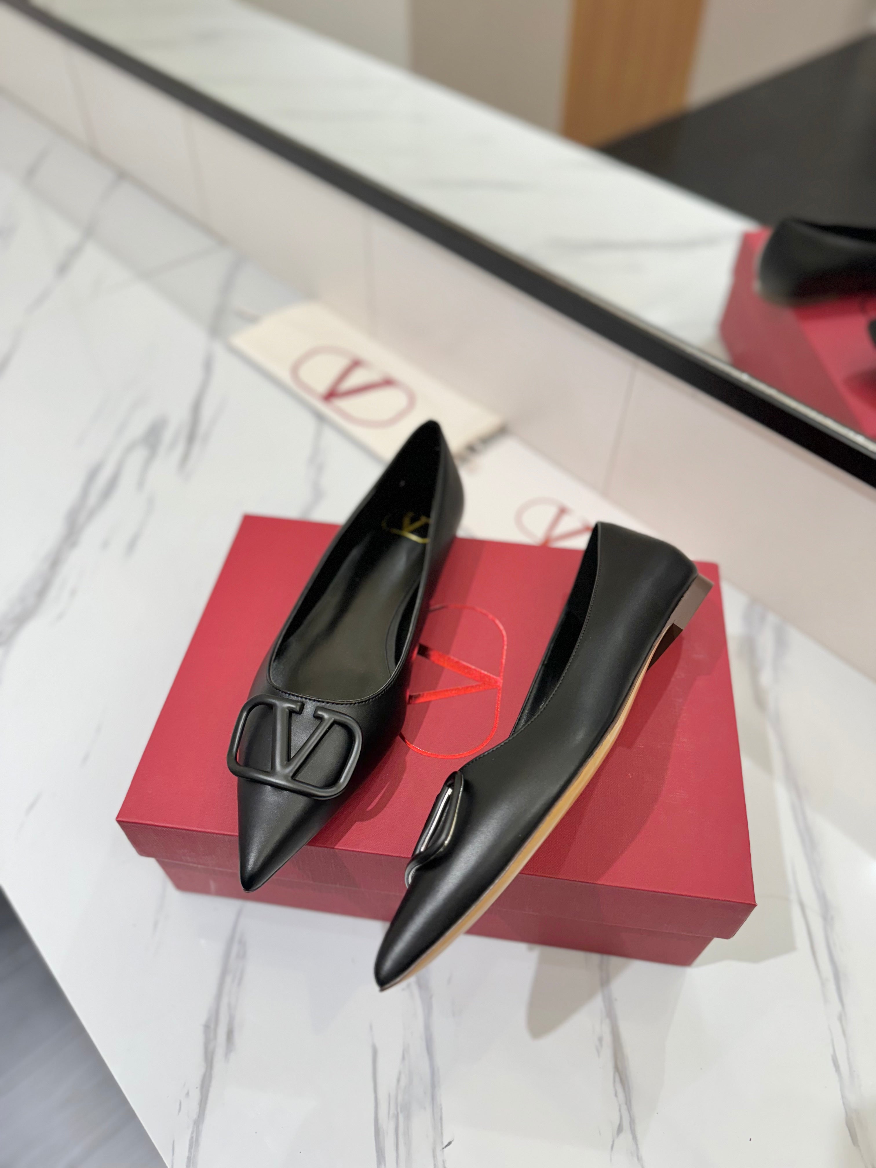 VALENTINO 26S BALLET FLATS IN BLACK SMOOTH CALFSKIN