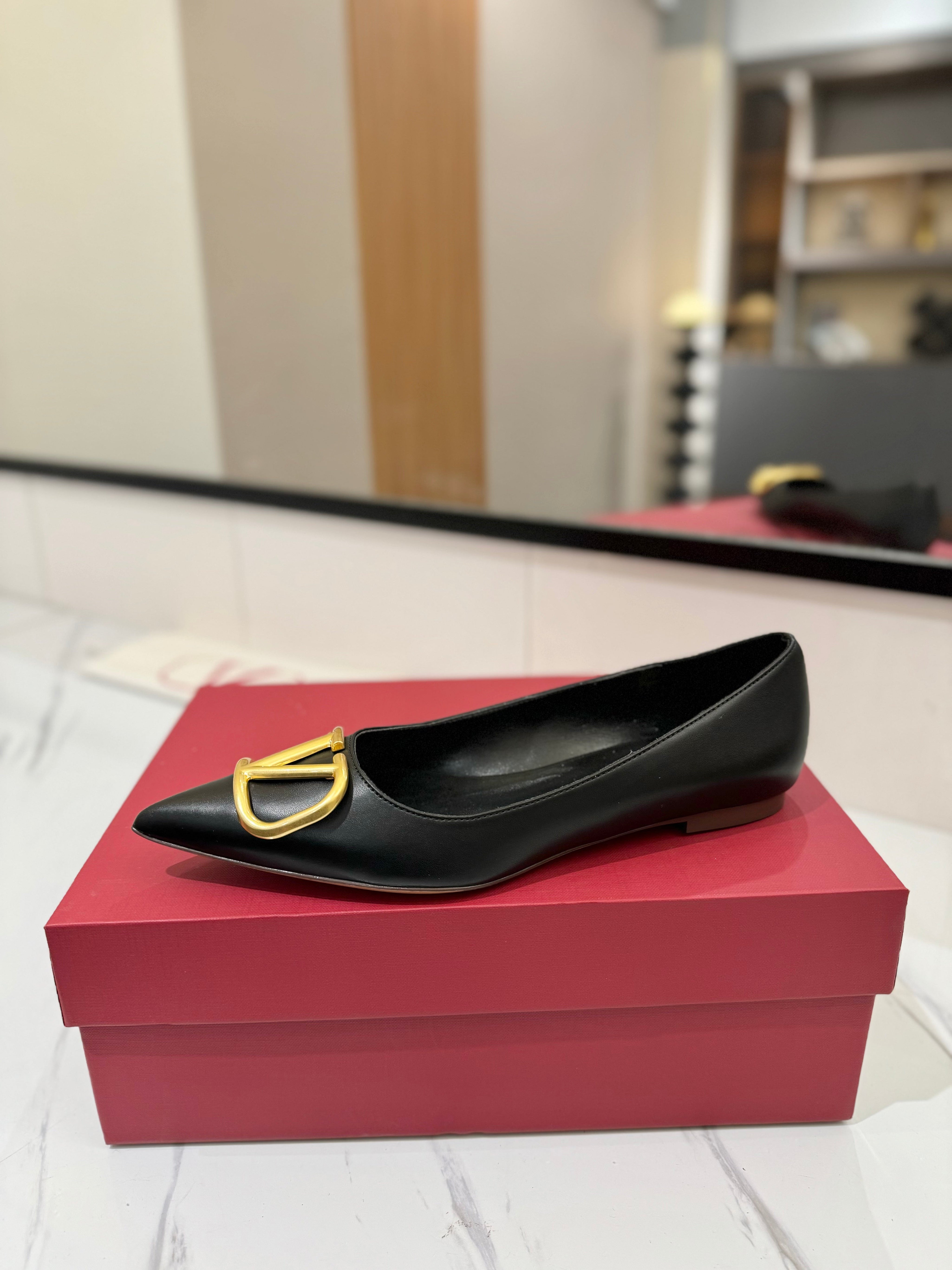 VALENTINO 26S BALLET FLATS IN BLACK SMOOTH CALFSKIN WITH GOLD HARDWARE