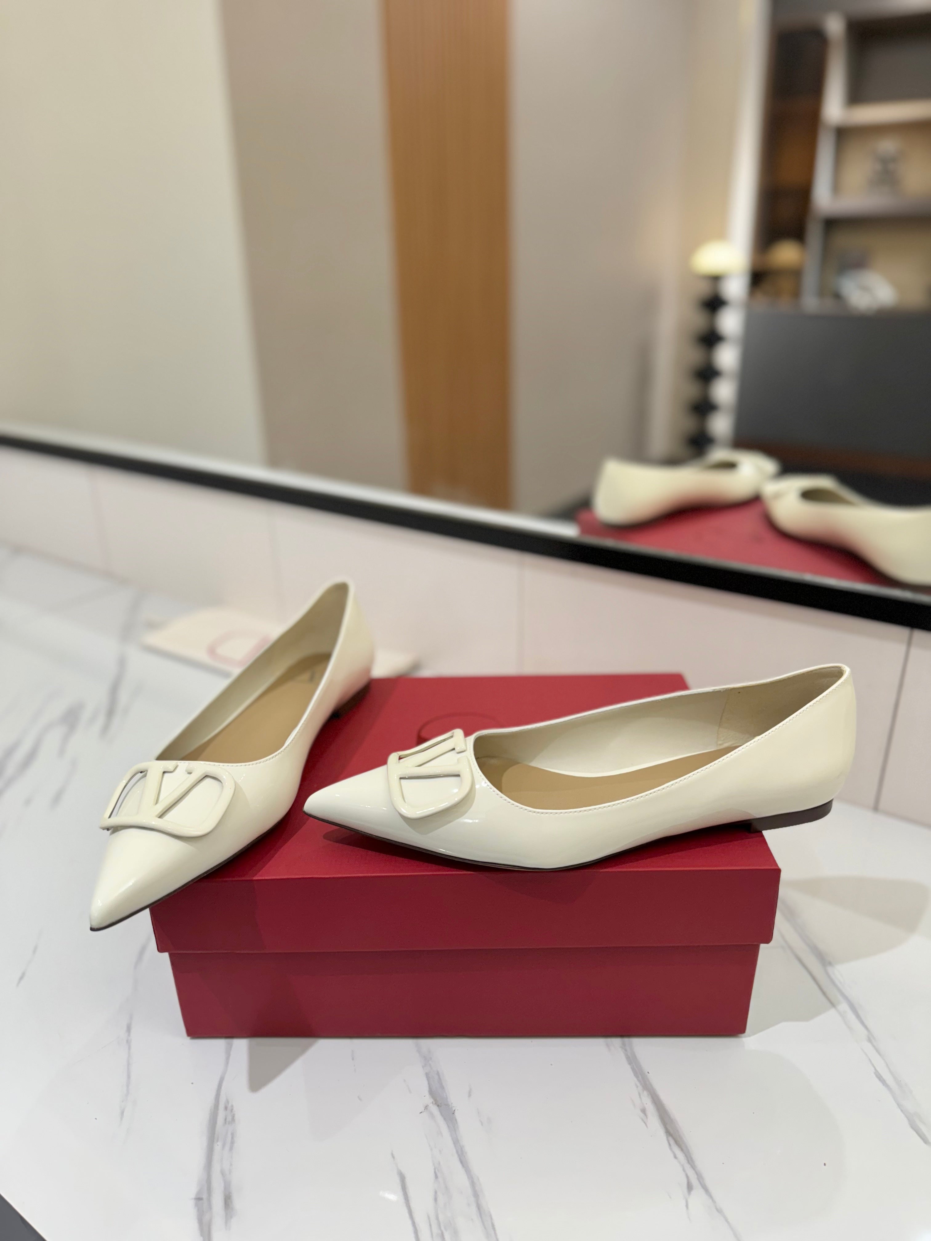 VALENTINO 26S BALLET FLATS IN WHITE PATENT CALFSKIN