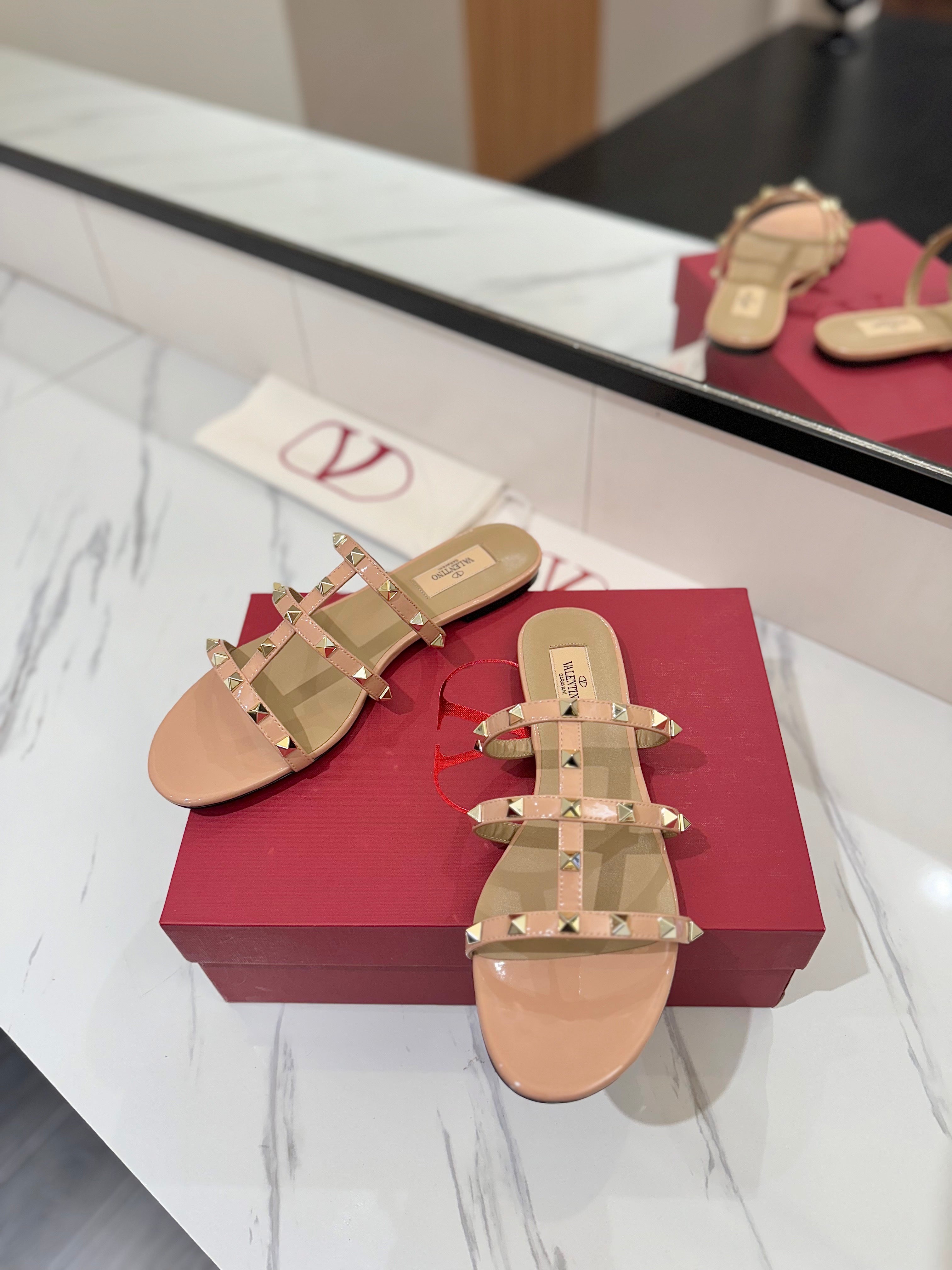 VALENTINO 26S SANDALS IN BEIGE PINK PATENT CALFSKIN WITH GOLD STUDS