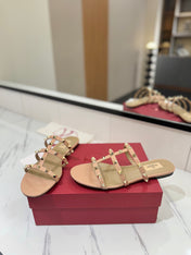 VALENTINO 26S SANDALS IN BEIGE PINK PATENT CALFSKIN WITH GOLD STUDS