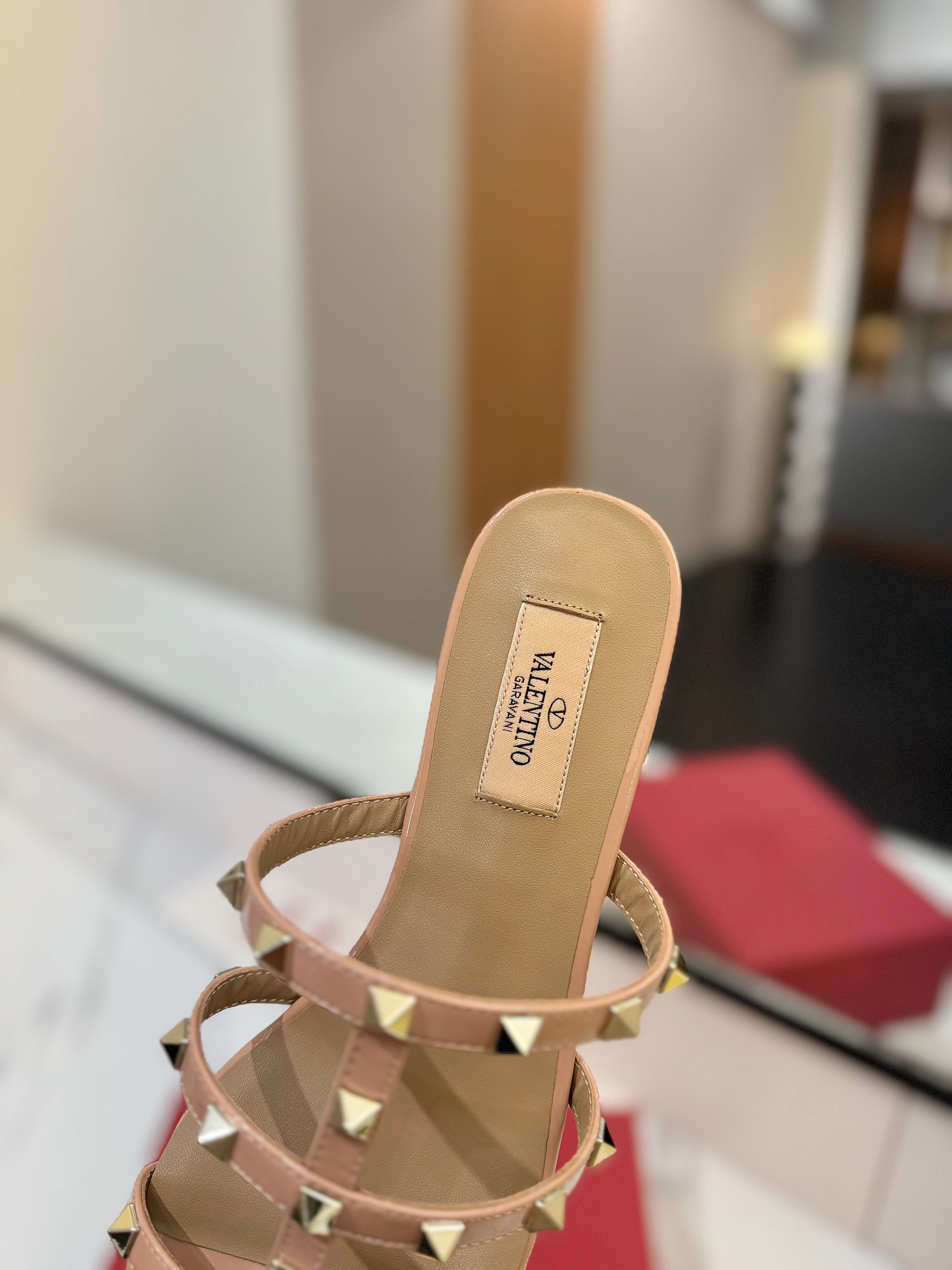 VALENTINO 26S SANDALS IN BEIGE PINK PATENT CALFSKIN WITH GOLD STUDS