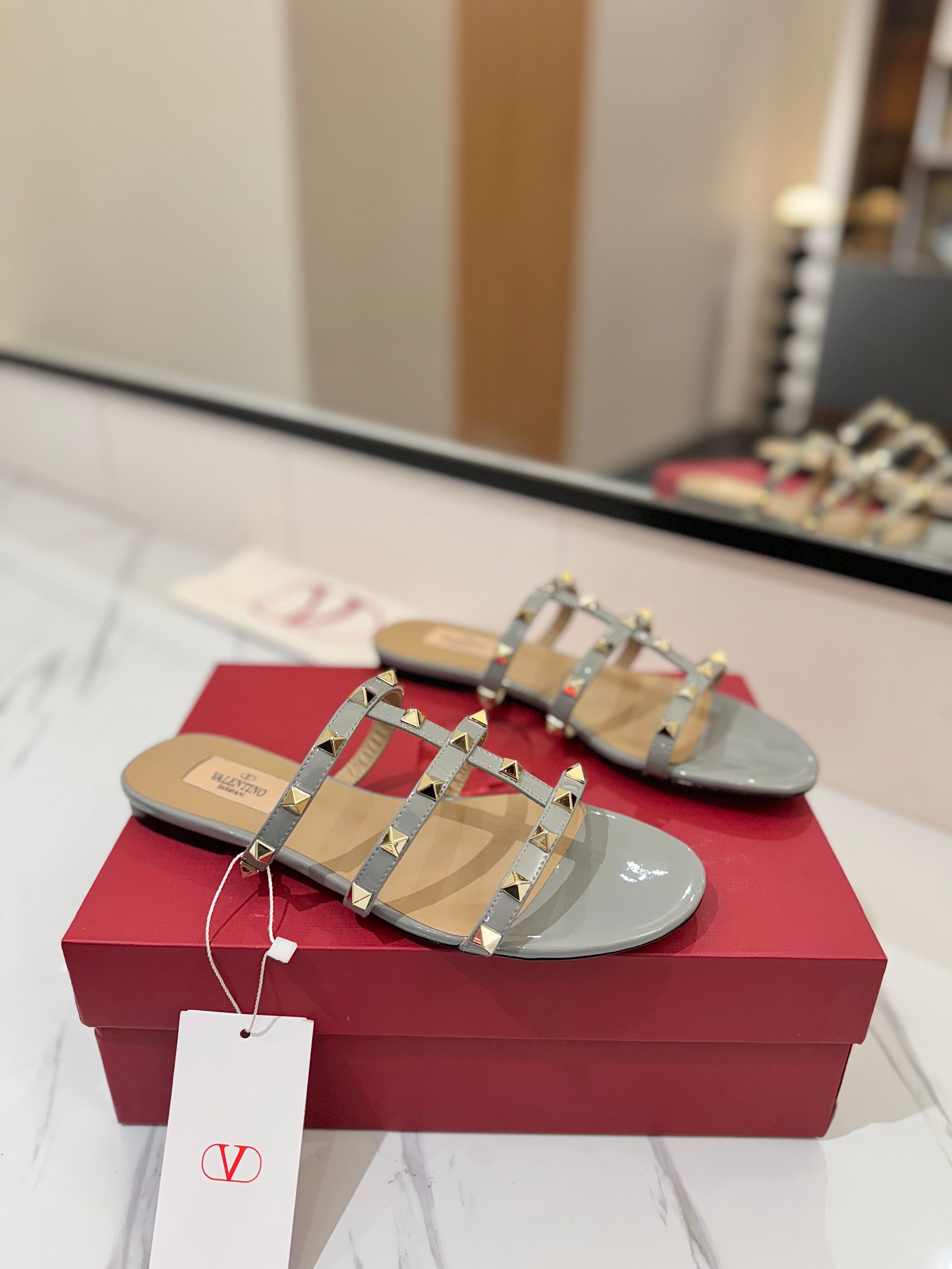 VALENTINO 26S SANDALS IN LIGHT GREY PATENT CALFSKIN WITH GOLD STUDS