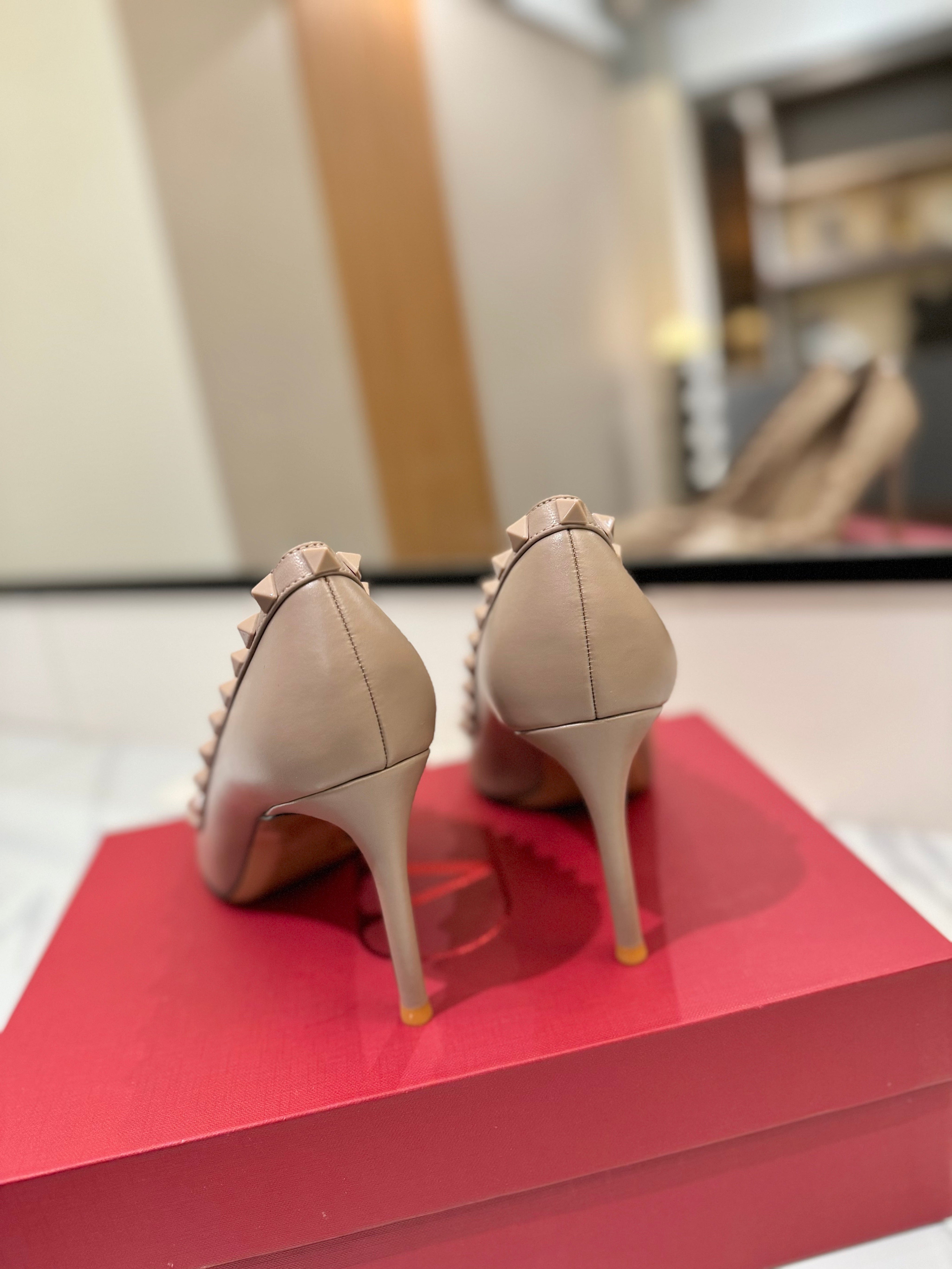 VALENTINO 26S STUDDED HIGH HEELS 90 MM IN MATTE NUDE CALFSKIN
