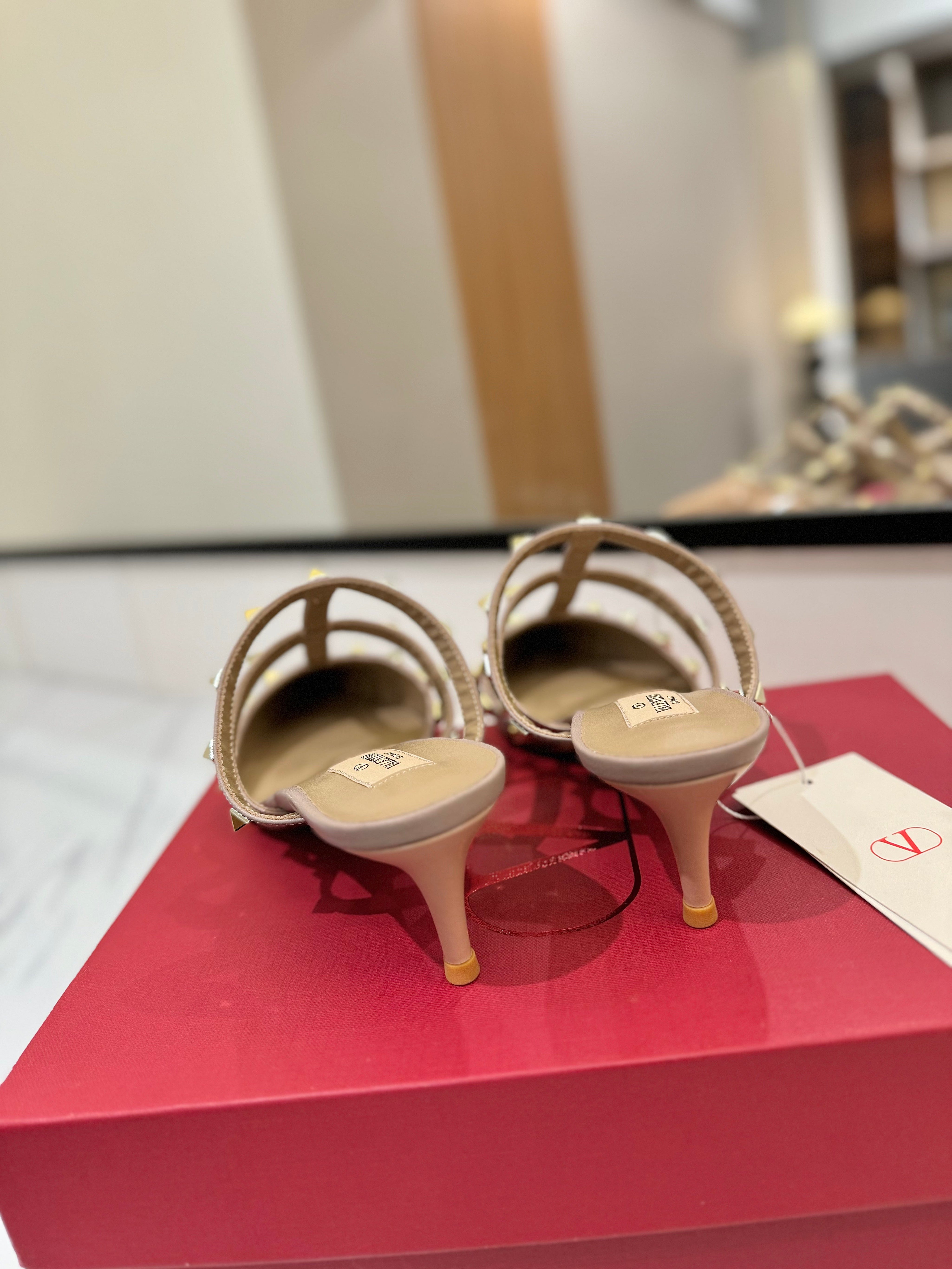 VALENTINO 26S STUDDED HEELED MULES 50 MM IN BEIGE PINK PATENT CALFSKIN